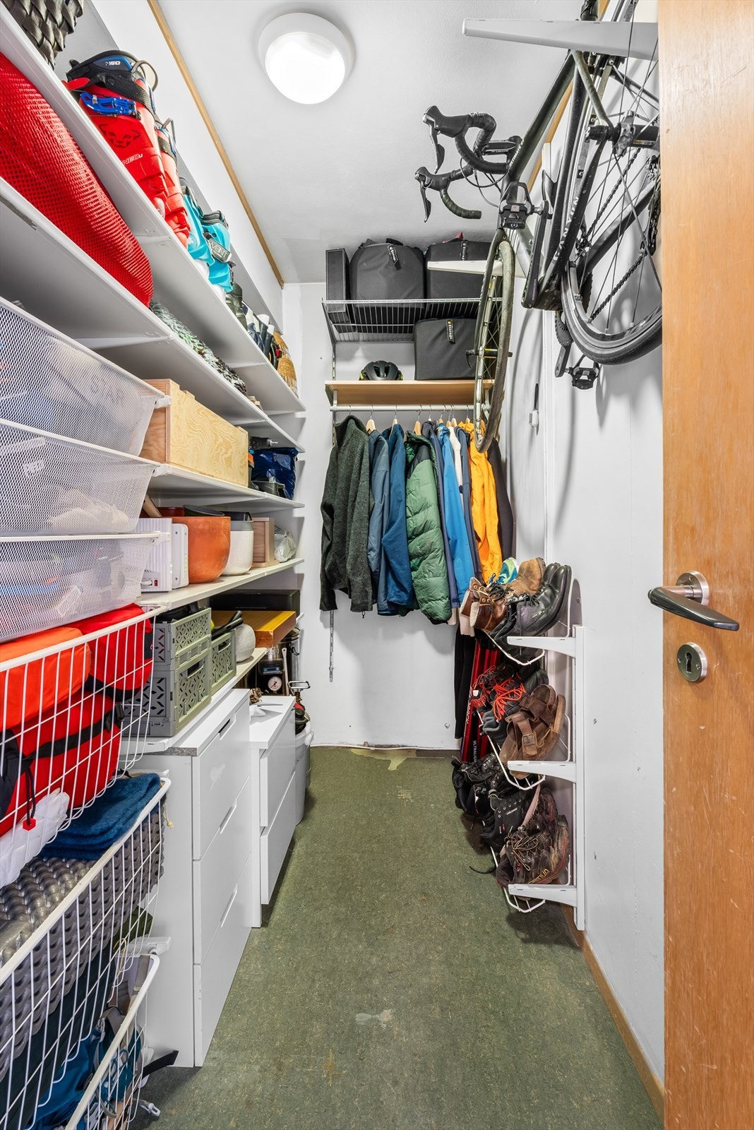 Praktisk intern bod i tilknytning til entréen som kan benyttes til ekstra oppbevaring eller walk-in closet. Galleribilde