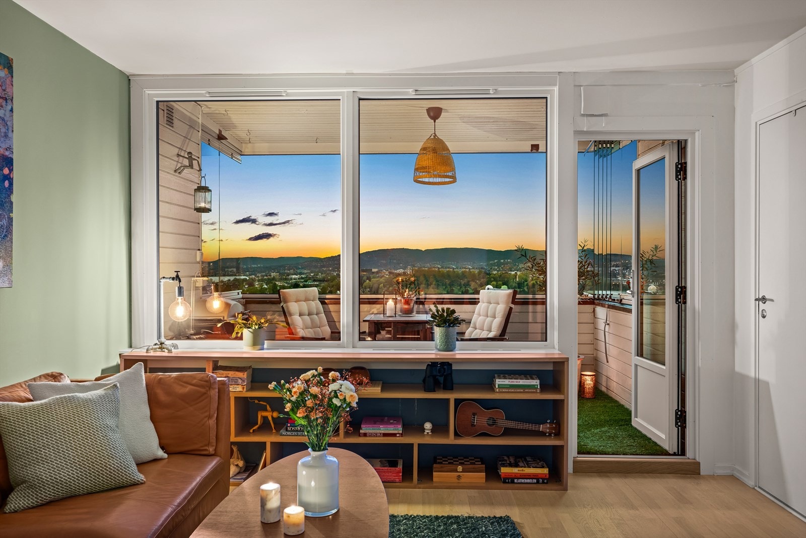 Hyggelig kveldsstemning i stue. Galleribilde