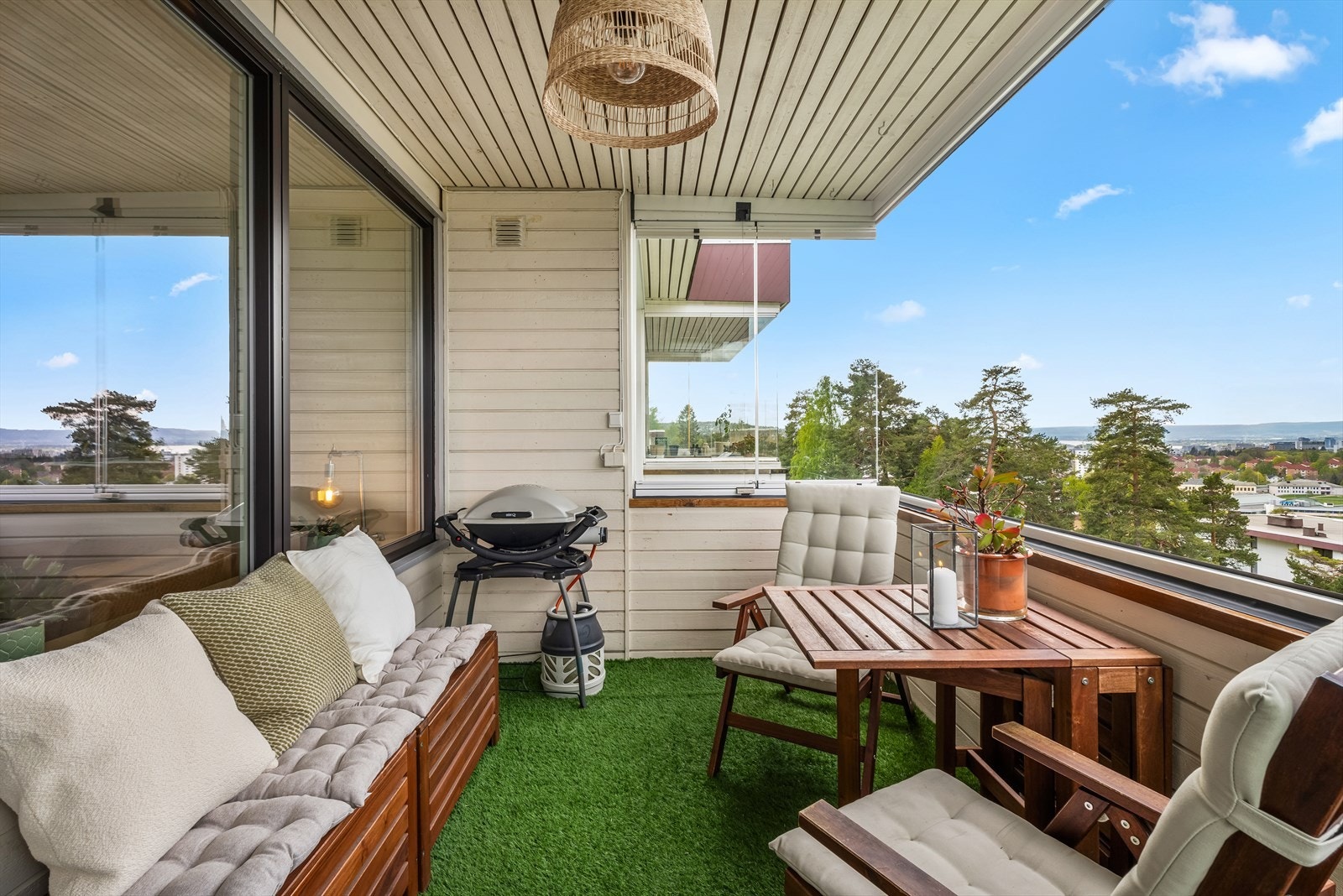 Balkongen har god plass til hagemøbler og tilbehør som grill og putekasse. Galleribilde