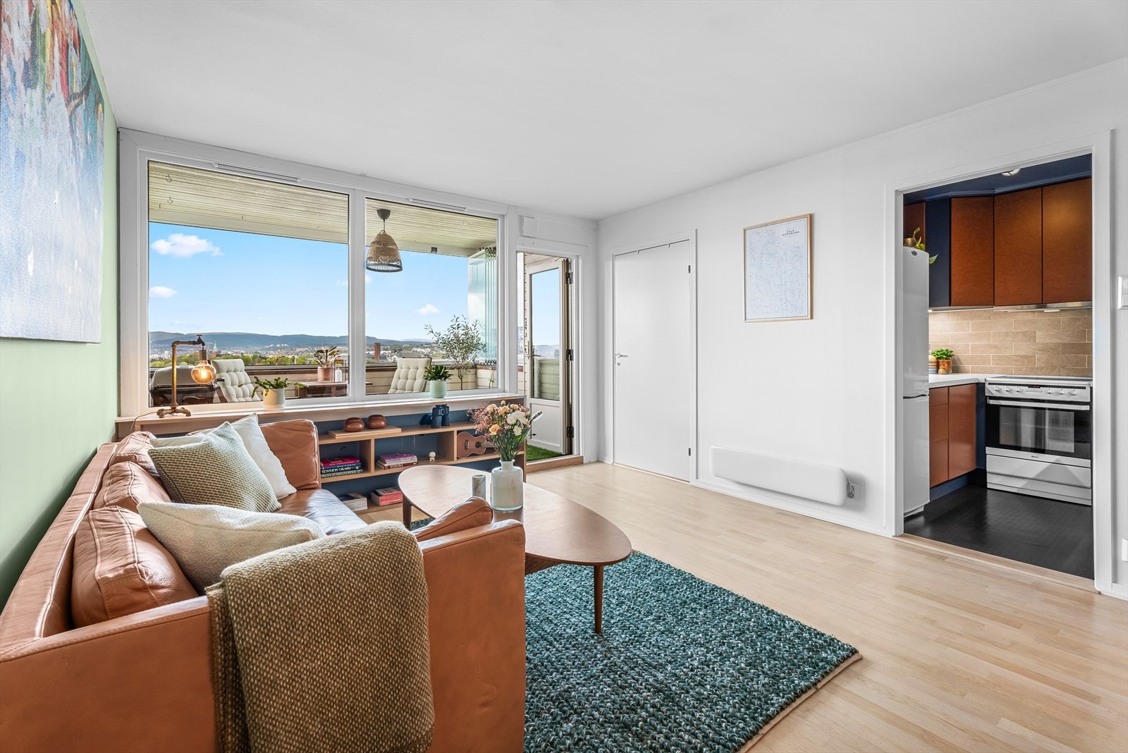 I stuen blir du møtt av en spektakulær og svært vakker utsikt utover Oslo med utgang til innglasset balkong med ettermiddag- og kveldssol. Galleribilde