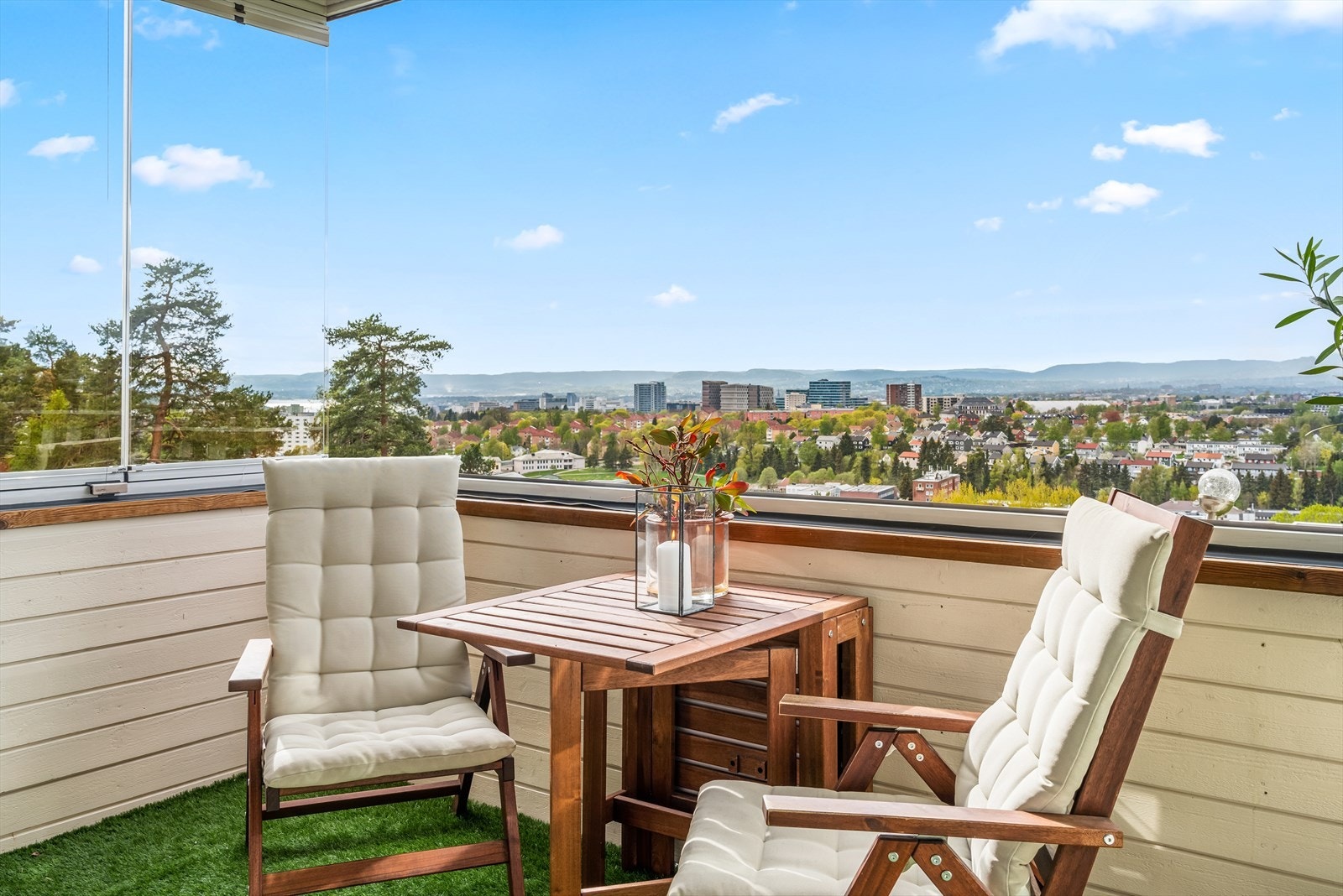 Glassfeltene er skyvbare som gjør det mulig å åpne opp for lufting og nyte solforholdene Galleribilde