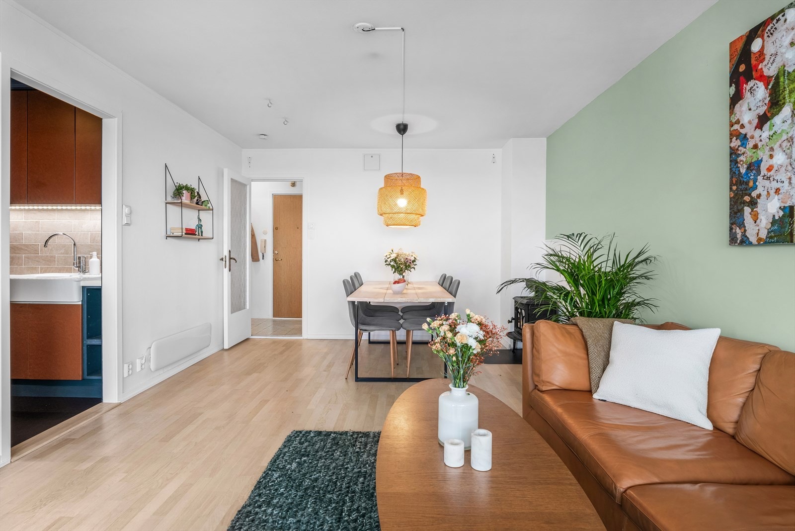 Stuen har lys trestavs parkett og er malt i en delikat farge. Galleribilde