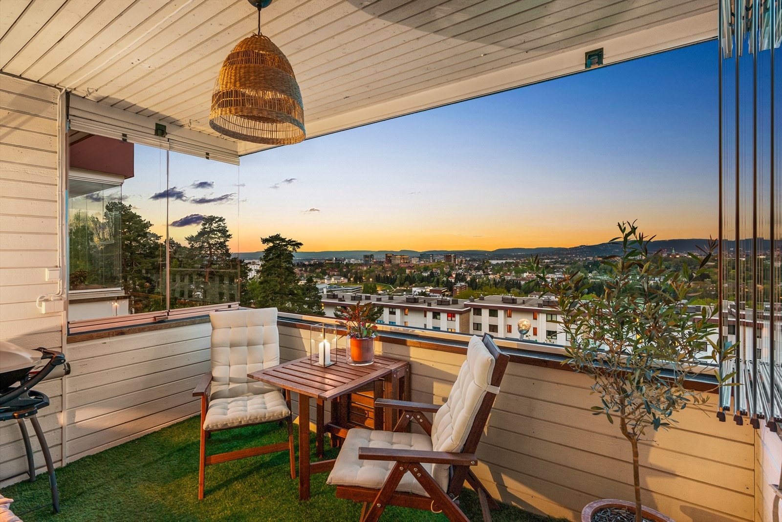 Kveldsstemning på balkongen, her kan du nyte solen helt til den går ned. Galleribilde