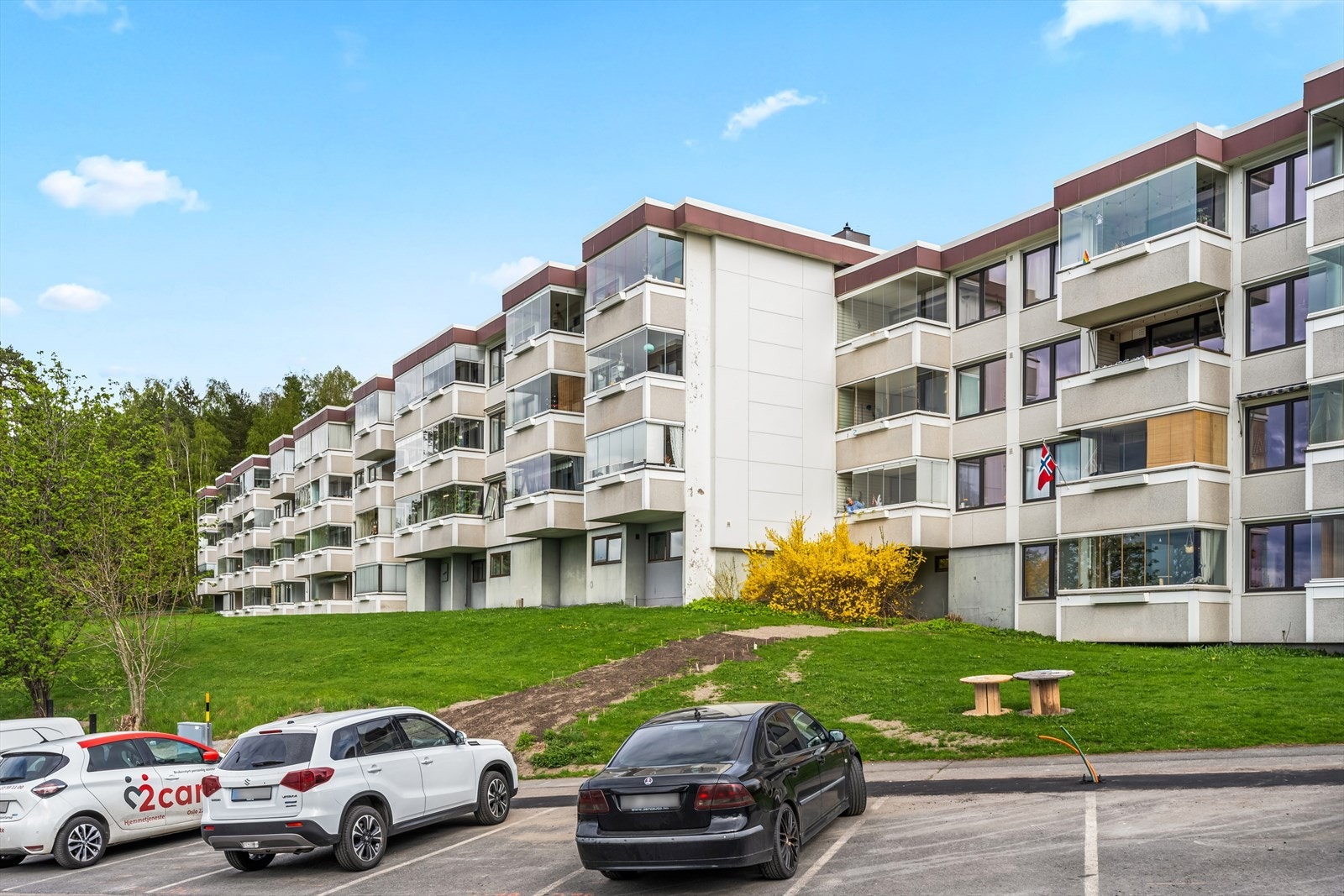 Borettslaget har 120 garasjer og 324 parkeringsplasser. Styret tildeler parkeringsplasser etter ventelister. Det er parkeringsmuligheter i Sigrid Undsets vei, der det også er etablert ladestasjoner for el-bil. Galleribilde