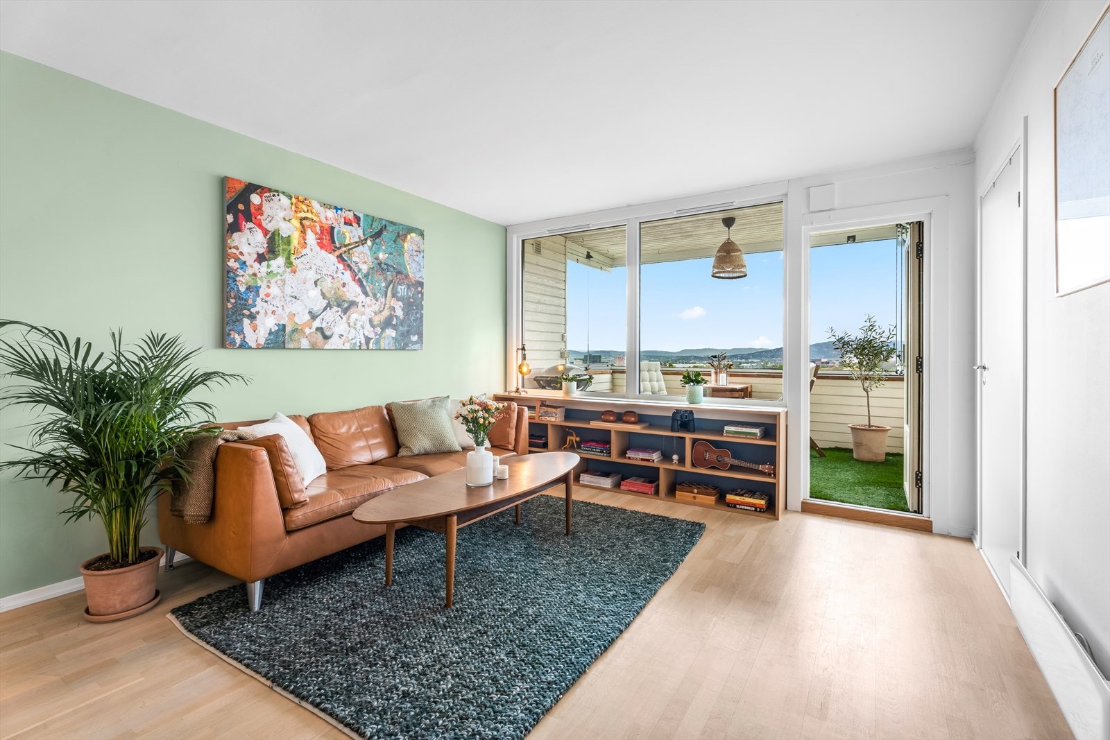 Store vindusflater bidrar til rikelig med naturlig lys, samtidig som man får utnyttet den flotte utsikten fra innsiden. Galleribilde