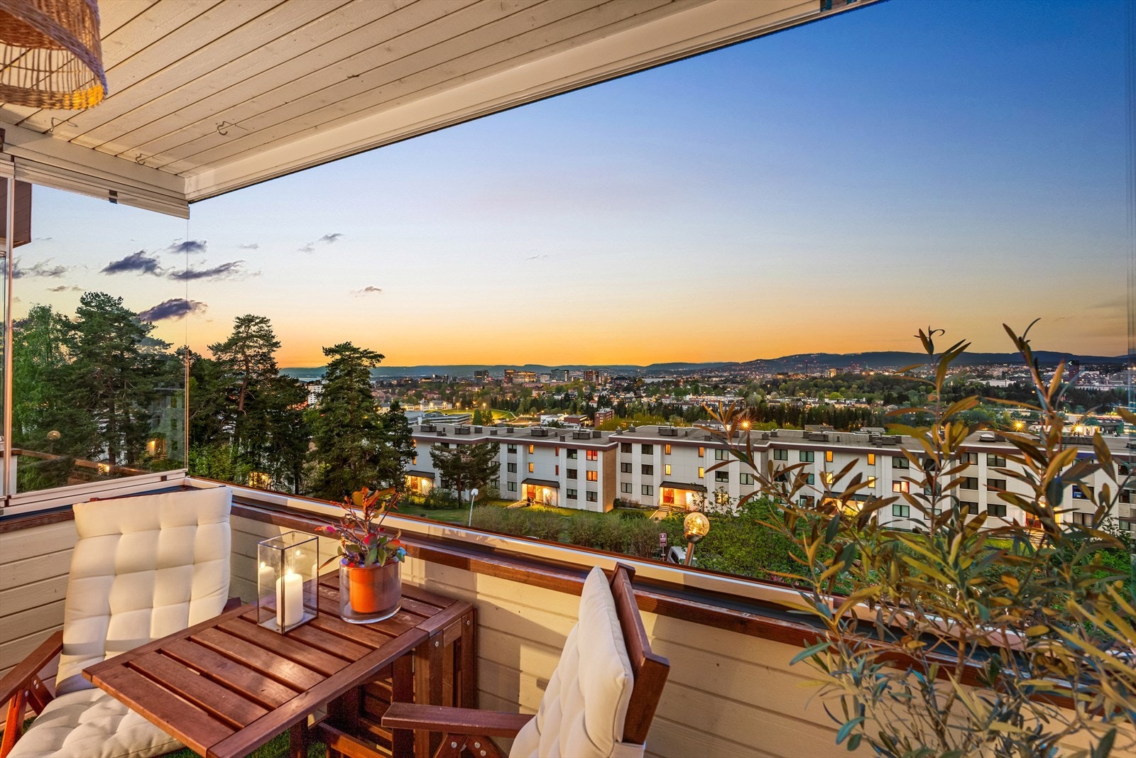 Toroms toppleilighet med fantastisk utsikt i et veldrevet og rolig borettslag på Tveita. Galleribilde