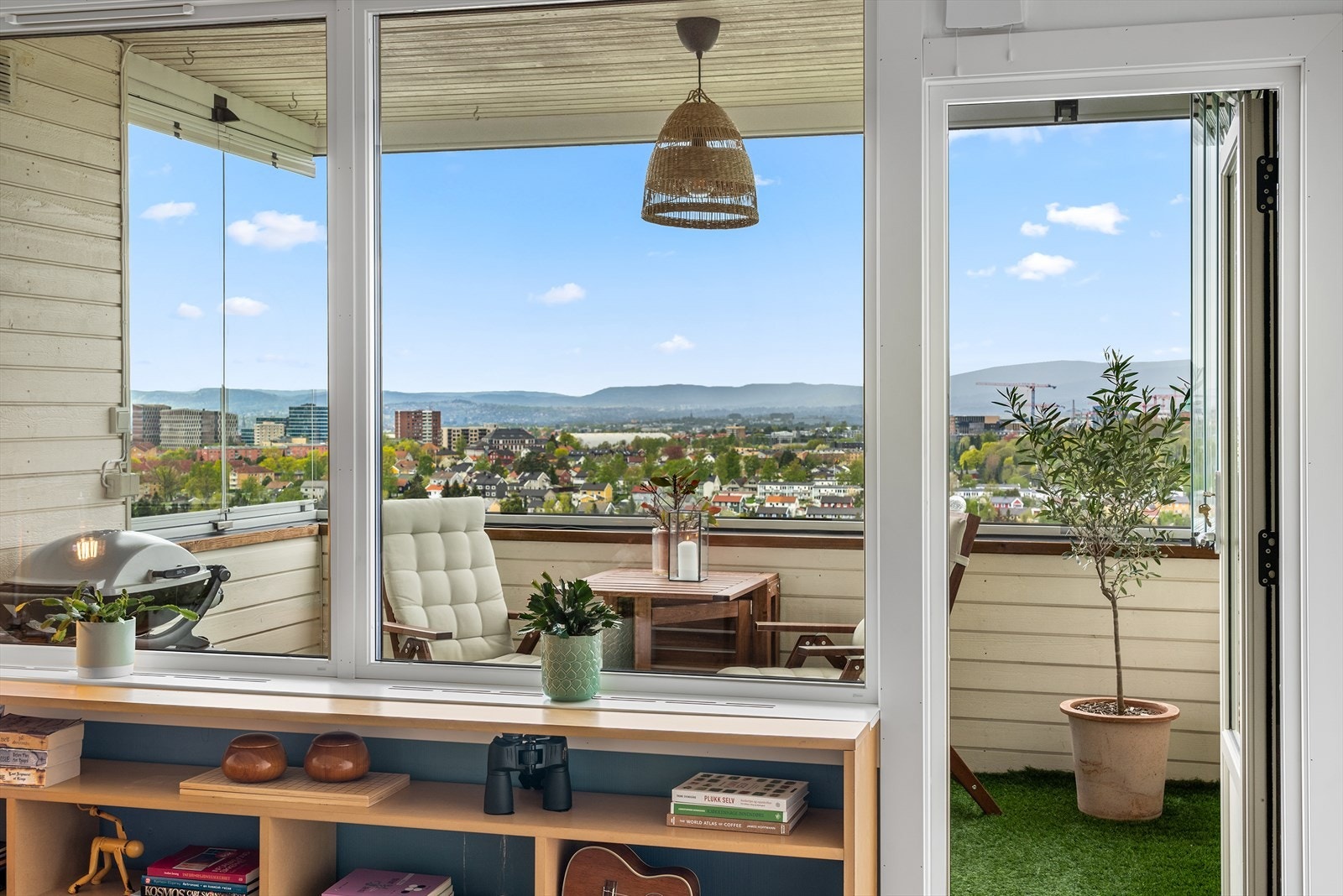Fra stuen er det utgang til nordvestvendt innglasset balkong på ca. 8 m² Galleribilde