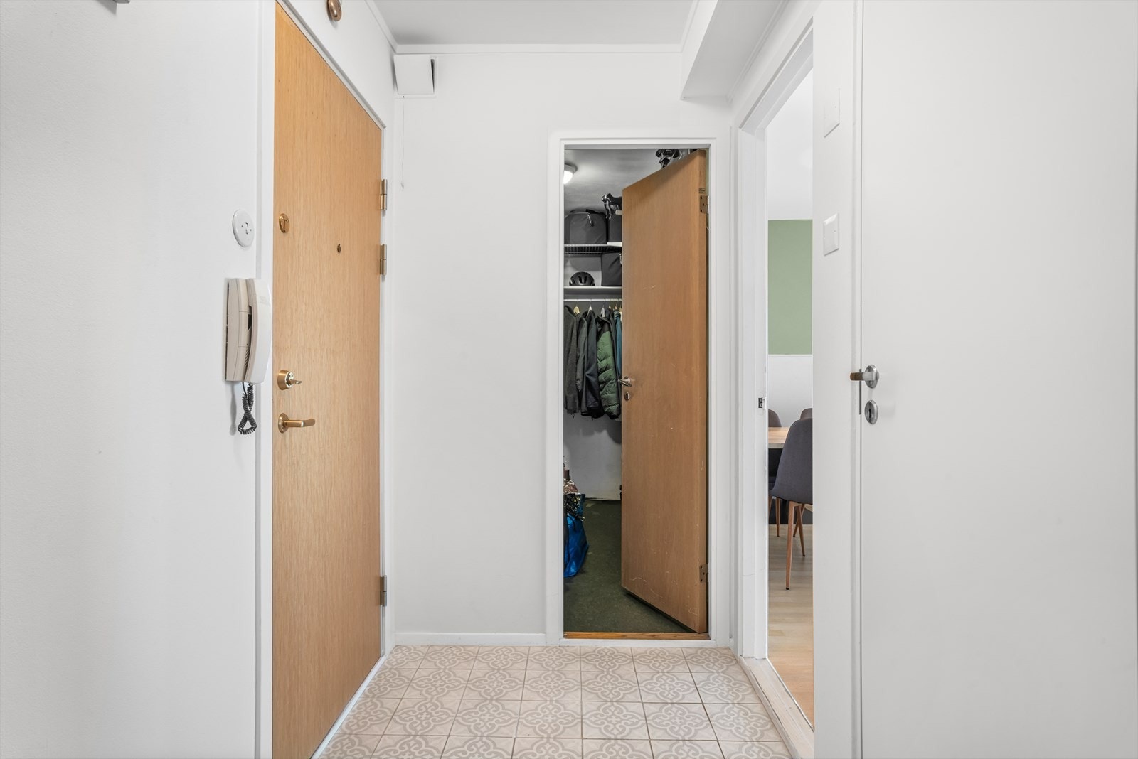 Fra entreen er det tilgang til en ekstern bod som kan benyttes for ekstra lagringsplass. Leiligheten er tilknyttet felles calling-anlegg med døråpner. Galleribilde