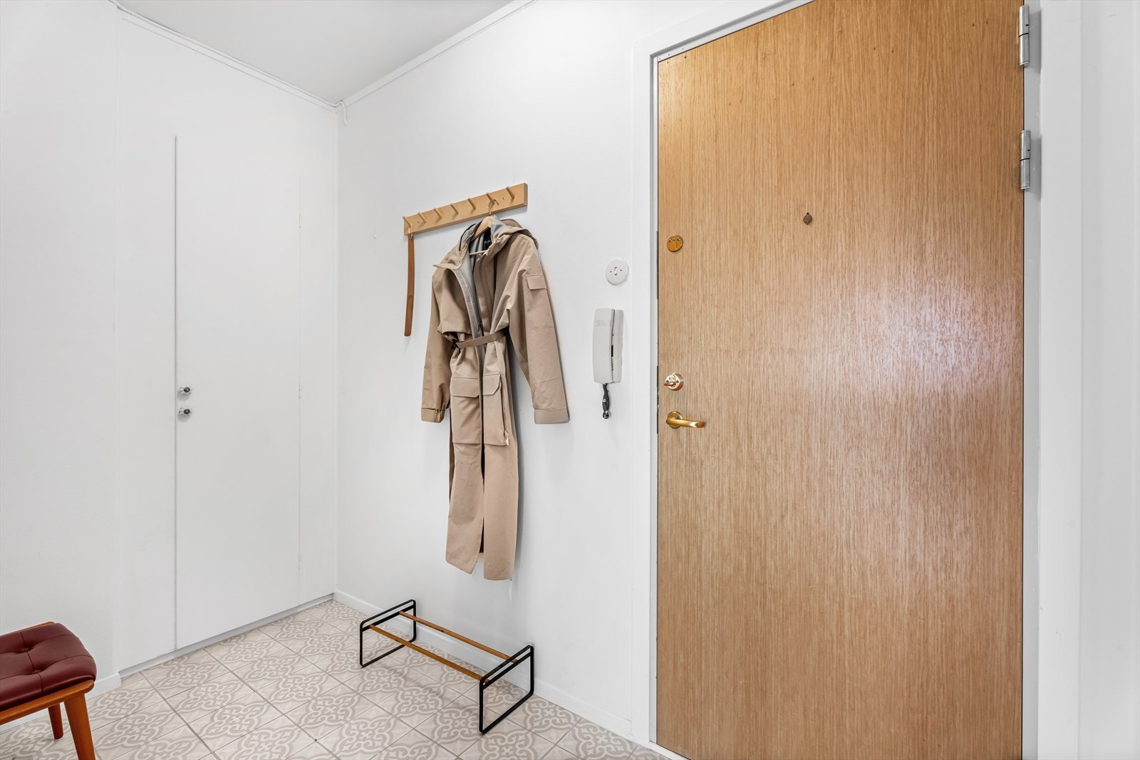 Velkommen inn! Lys og innbydende entré med god plass til å henge fra seg yttertøy og sette fra seg sko. Galleribilde