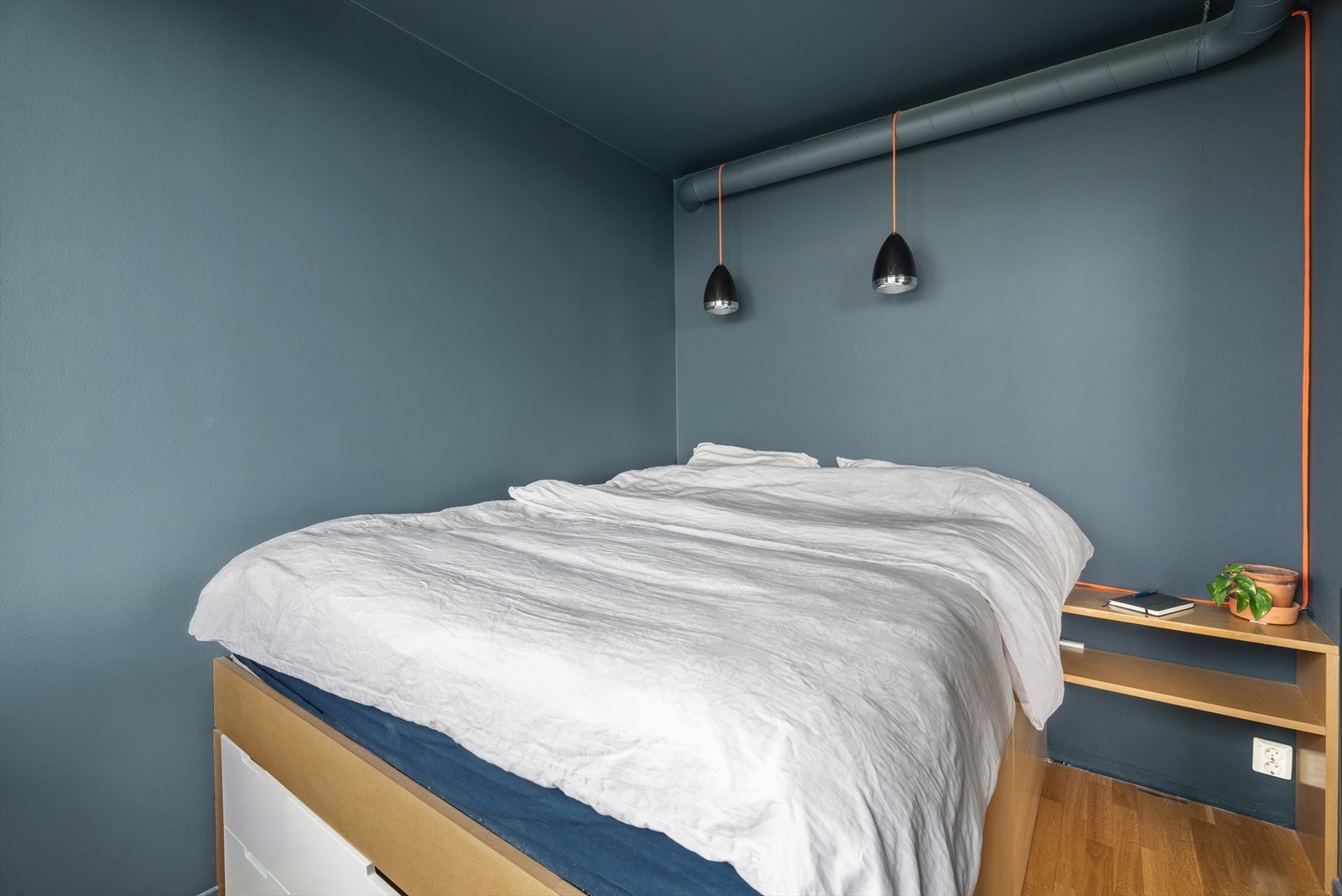 Soverommet har plassbygd dobbeltseng med tilhørende nattbord. Det er også lagring under sengen, slik at man lett får ryddet unna diverse gjenstander. Galleribilde