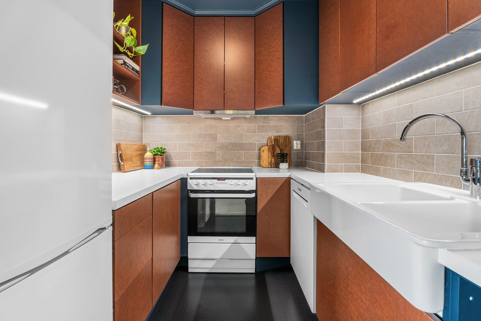 Kjøkkenet ligger praktisk adskilt fra stuen og har godt med skap- og benkeplass. Galleribilde