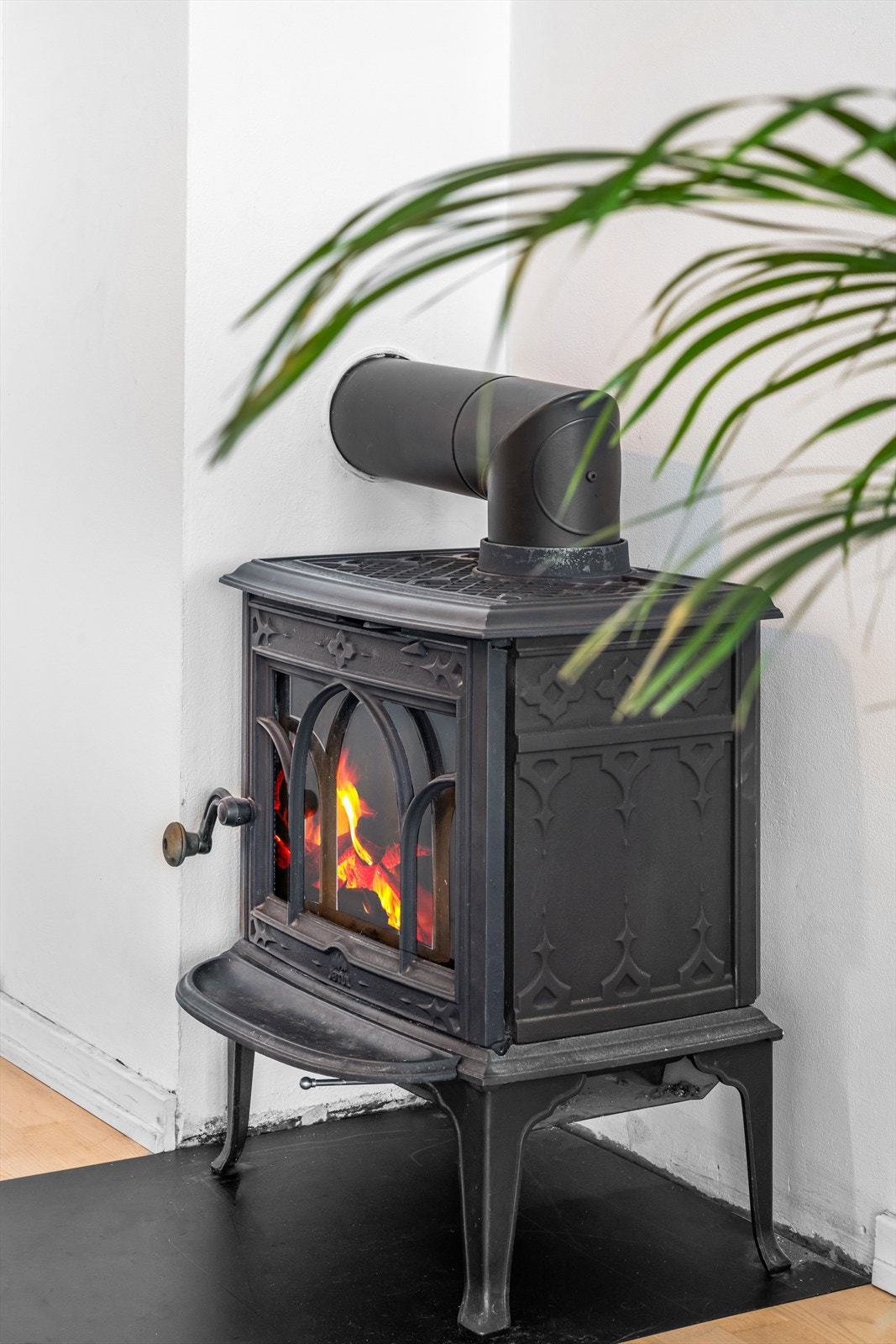 Det er satt inn peisovn som skaper en lun og hyggelig stemming, samtidig som det bidrar til effektiv oppvarming av boligen. Galleribilde