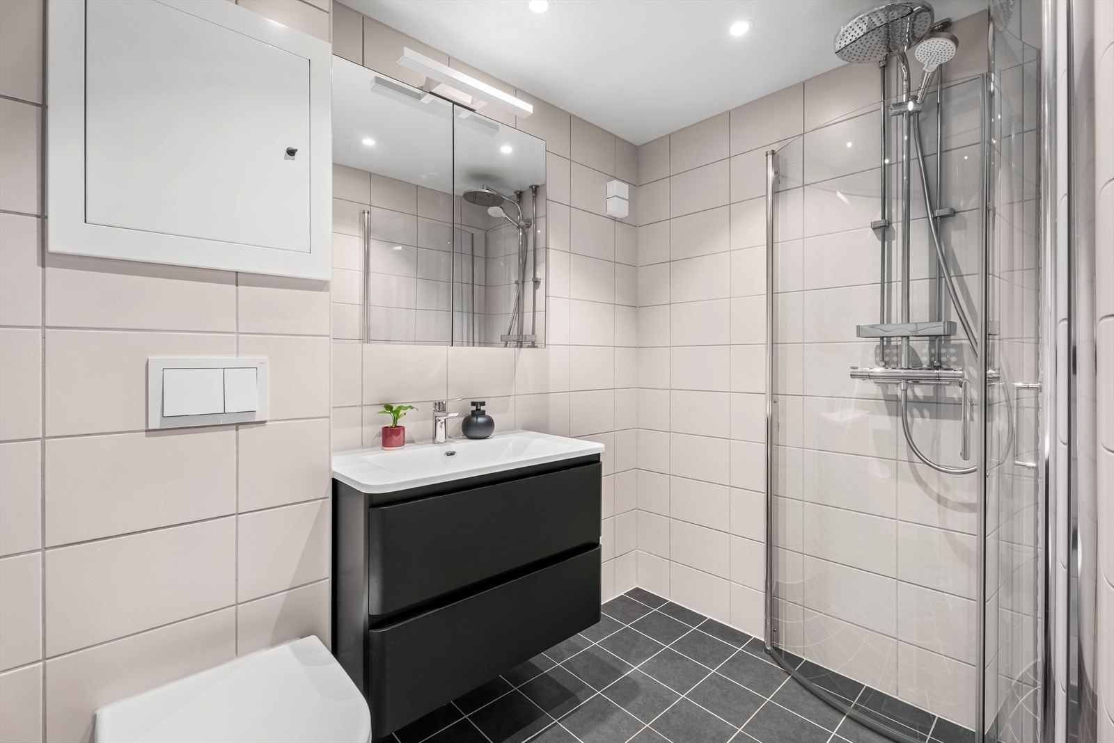 Delikat flislagt bad som ble pusset opp i 2020, i regi av borettslaget. Galleribilde