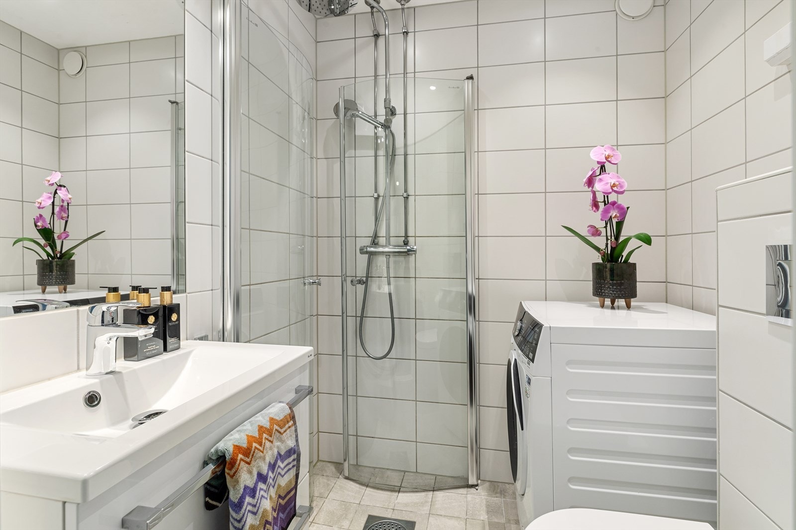 Badet rehabilitert i regi av sameiet i 2015 og oppgradert i 2021 med nytt blandebatteri på vask og ny veggmontert dusj i 2023. Galleribilde