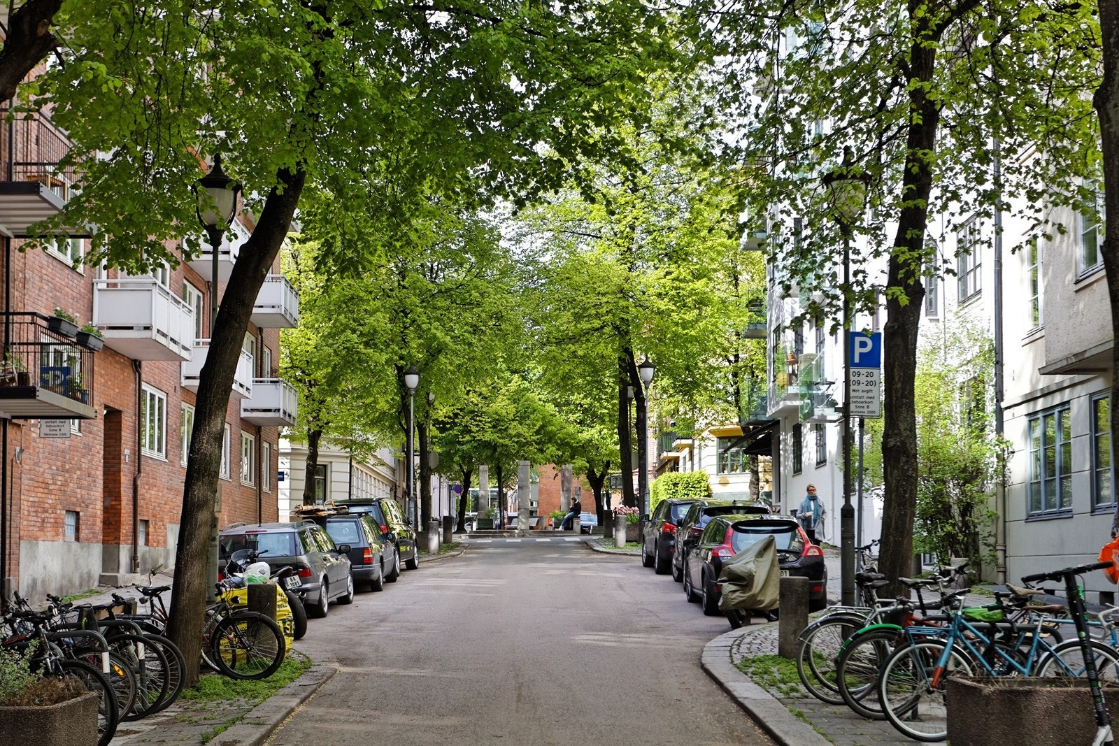Leiligheten ligger i rolig sidegate med gateparkering. Galleribilde
