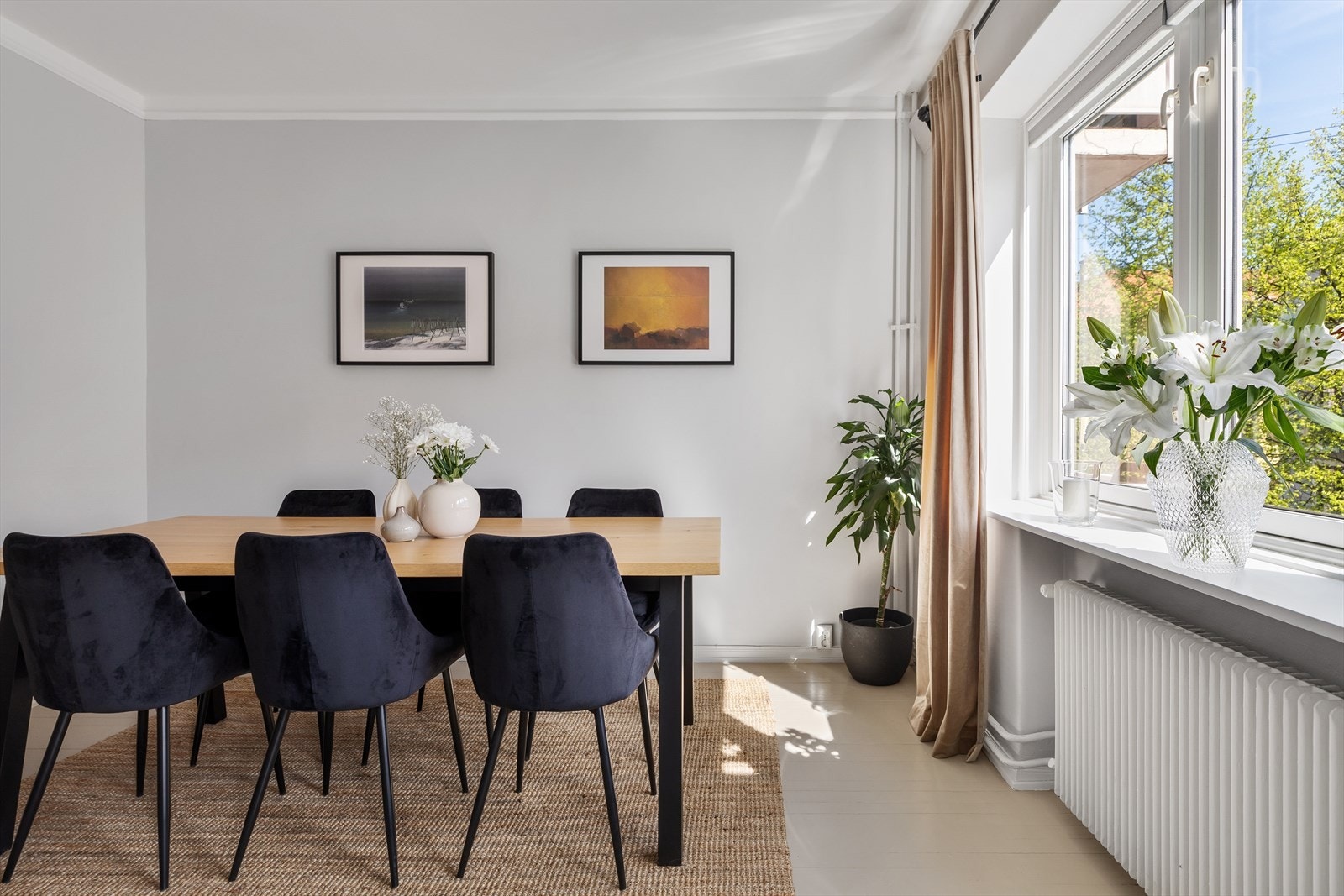 Stuen har god plass til både langbord og sofagruppe. Galleribilde