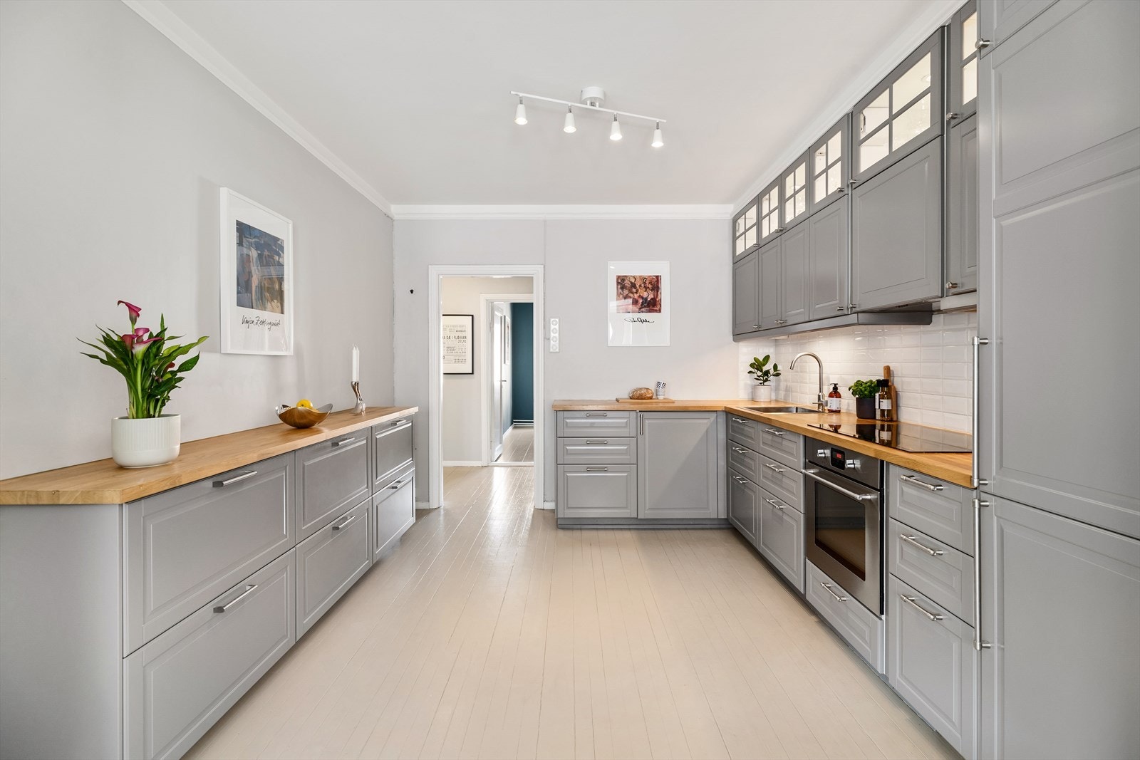 Kjøkkenet har integrerte hvitevarer fra Ikea/Whirlpool som oppvaskmaskin, stekeovn, platetopp og kjøl/frys. Det er kullfilter over kokesonen og vannstopper (Waterguard) under kjøkkenskap. Galleribilde