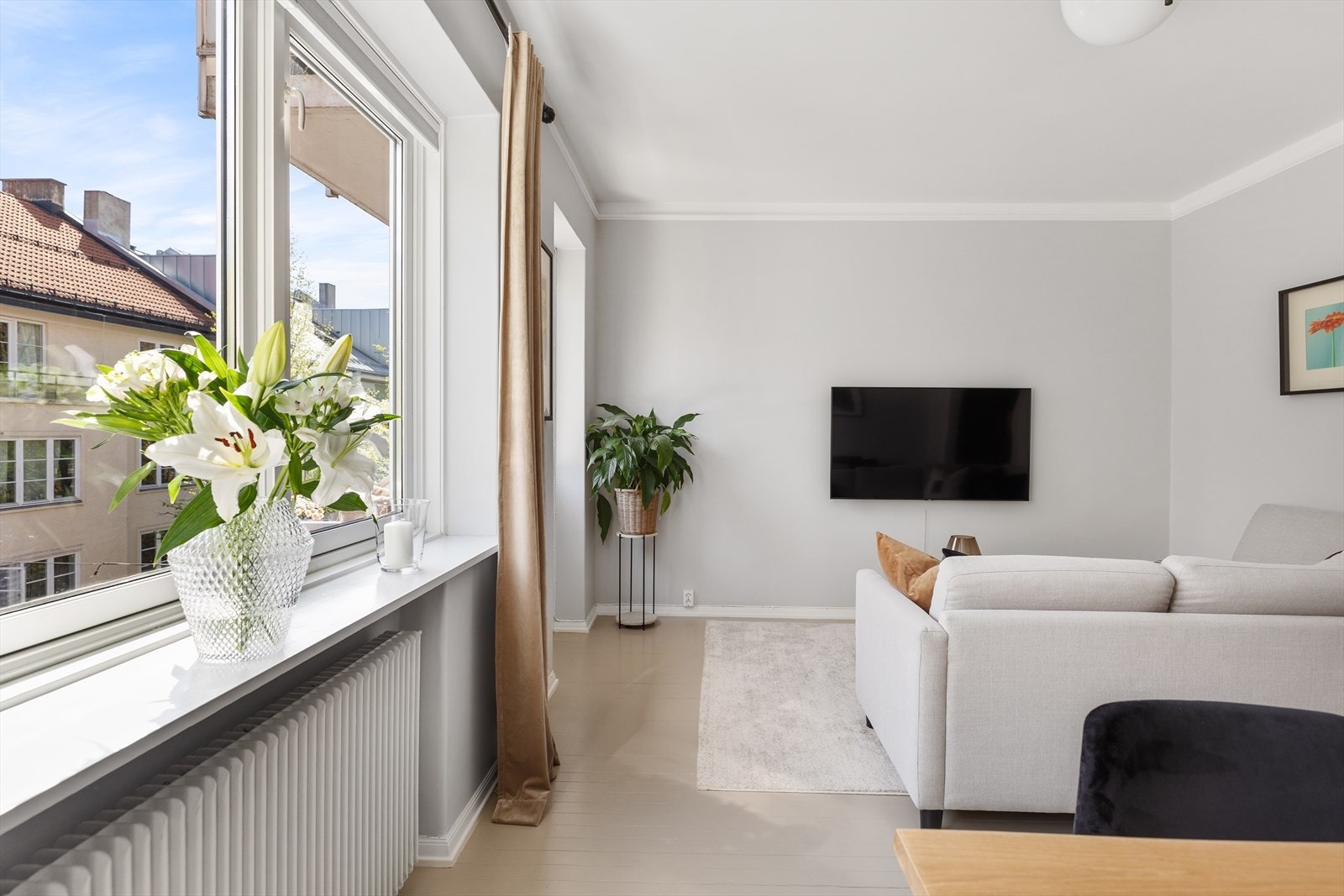 Leiligheten har store vindusflater som slipper inn rikelig med naturlig lys. Galleribilde
