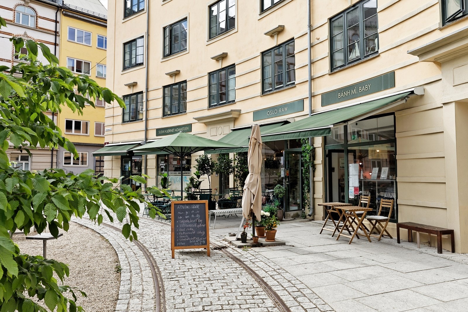 Adamstuen med sine koselige resturanter og nyåpnet Kiwi matbutikk ligger også i umiddelbar nærhet. Galleribilde