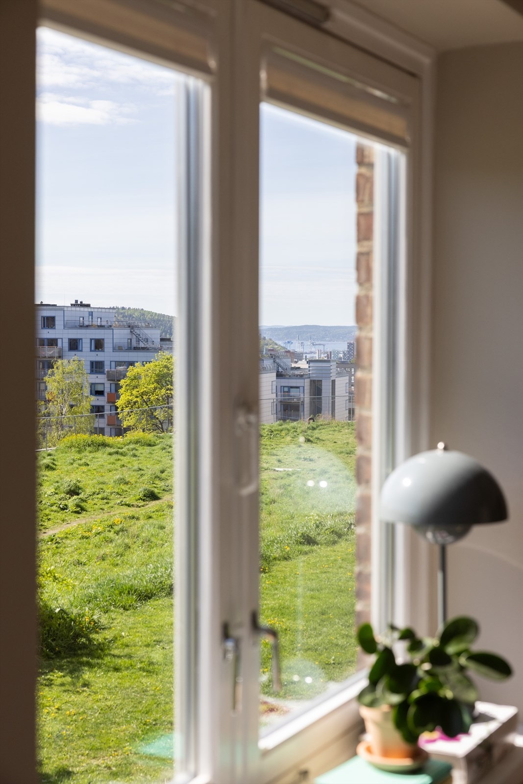 - Fra stuen har man fin utsikt over byen - Galleribilde