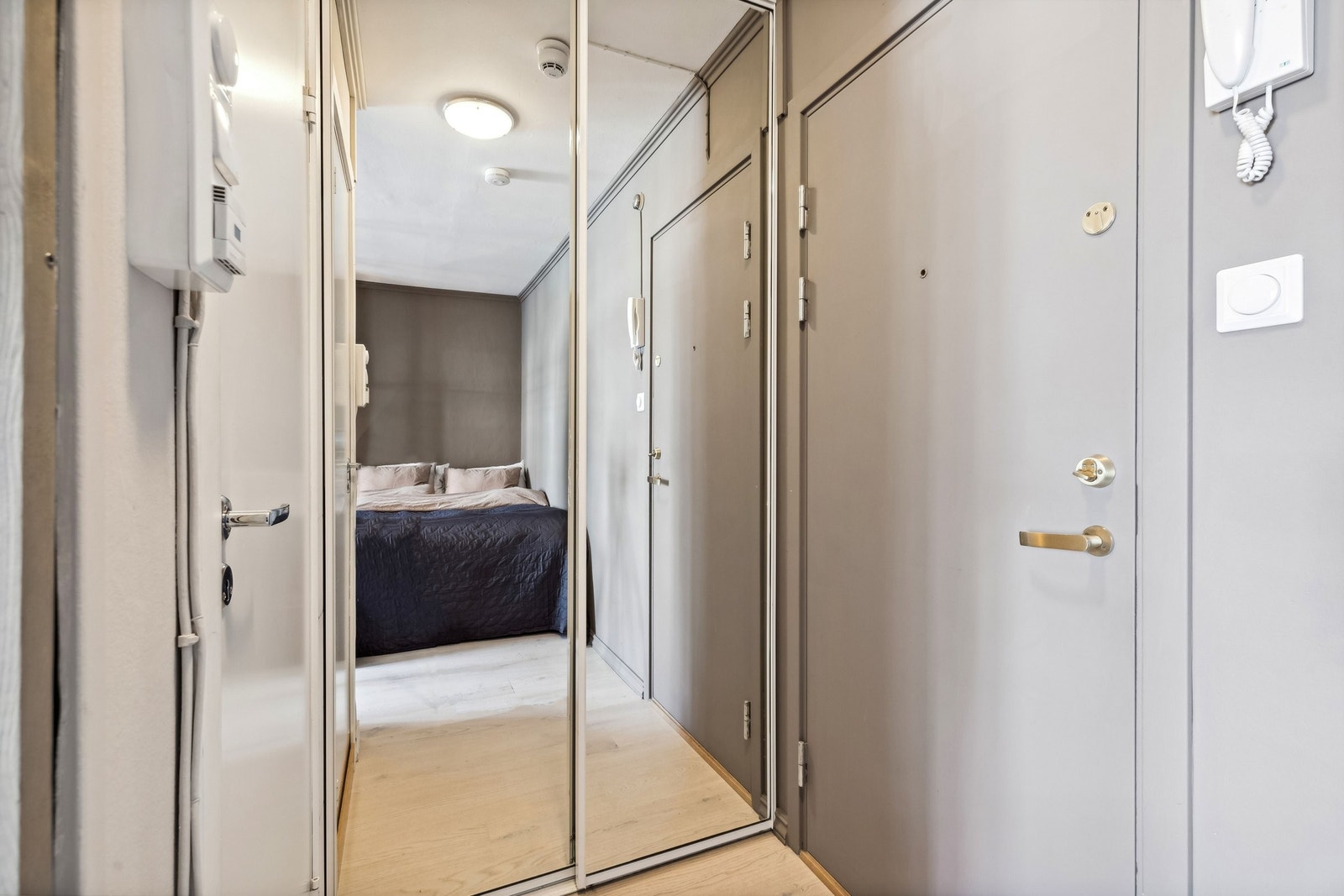 Garderobeskap med glassfronter i entré. Galleribilde