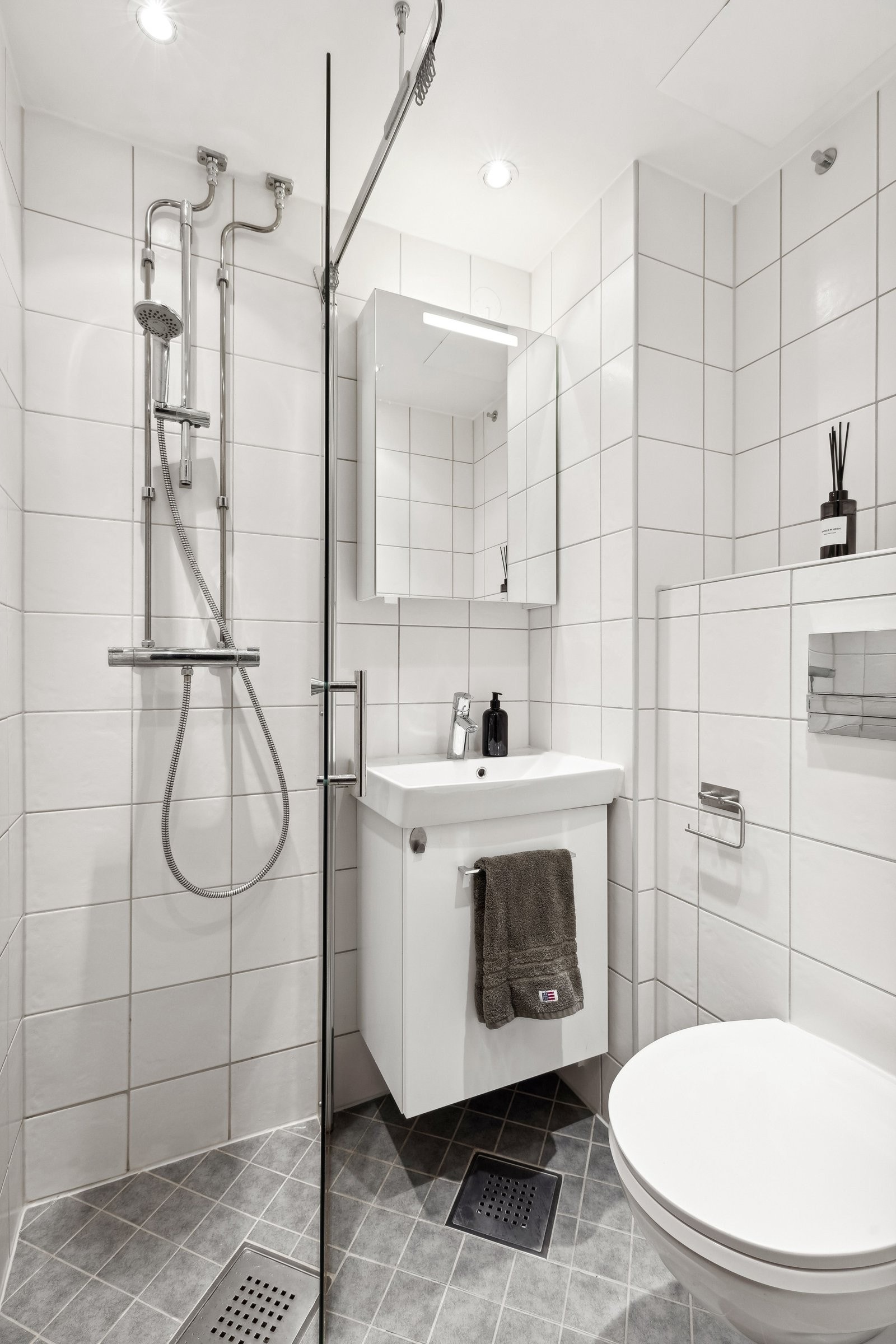 Pent flislagt bad med elektrisk gulvvarme. Galleribilde