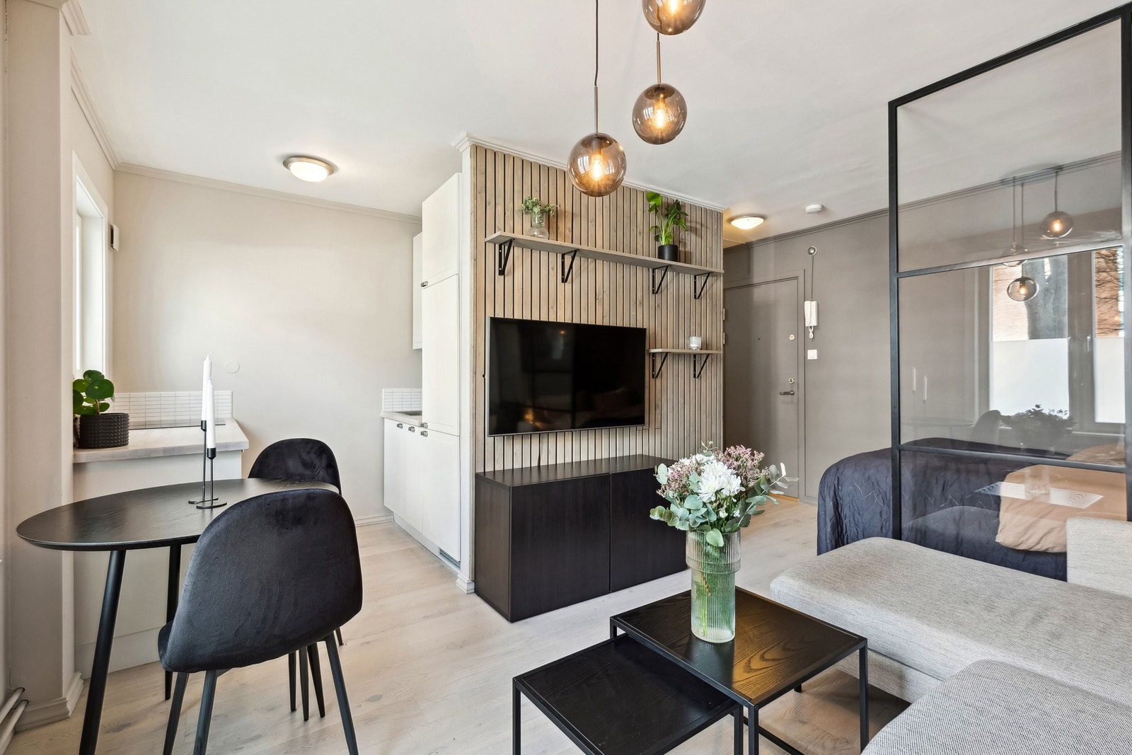 Flere møbleringsmuligheter med plass til både spiseplass og sofakrok. Galleribilde