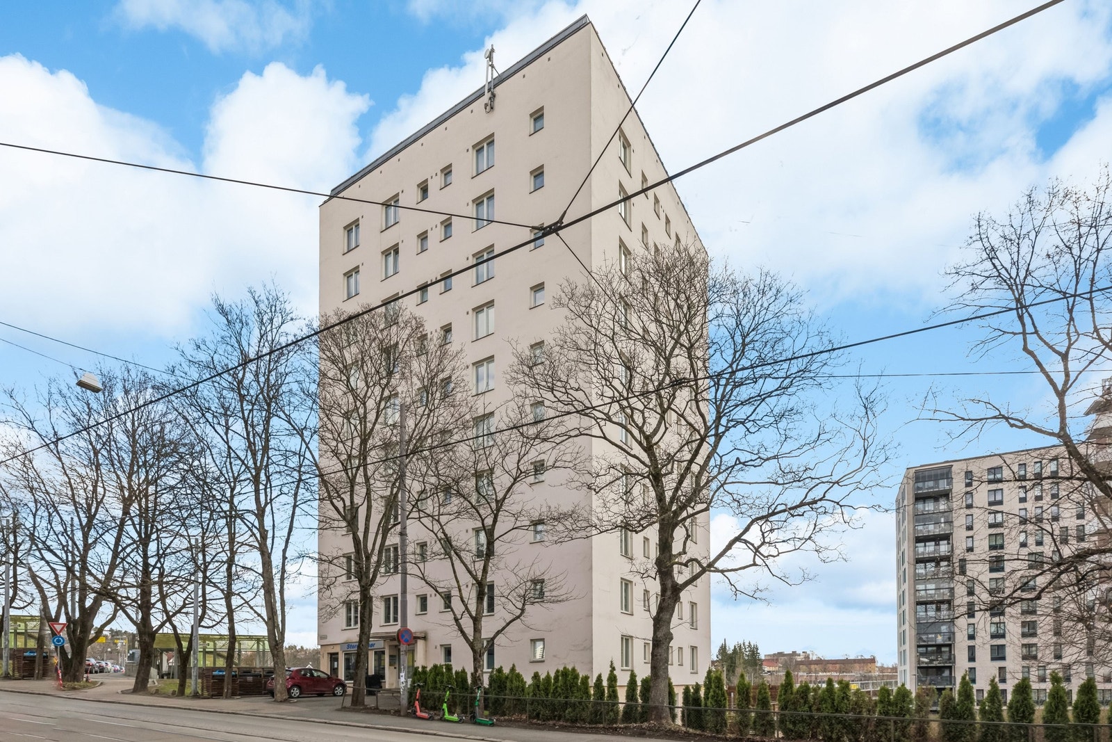 Fasade. Bygget har svært sentral beliggenhet midt i Storokrysset med 1 minutts gang til t-bane, trikk og buss. Galleribilde