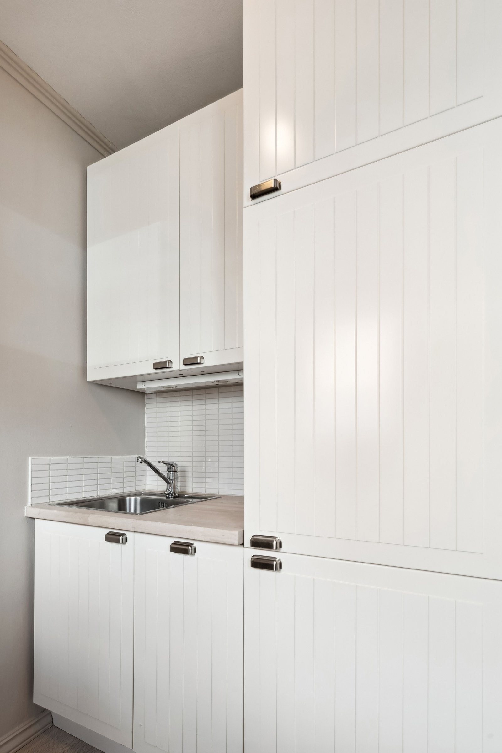 Oppvaskmaskin i skap, platetopp og integrert stekeovn og kombiskap. Galleribilde