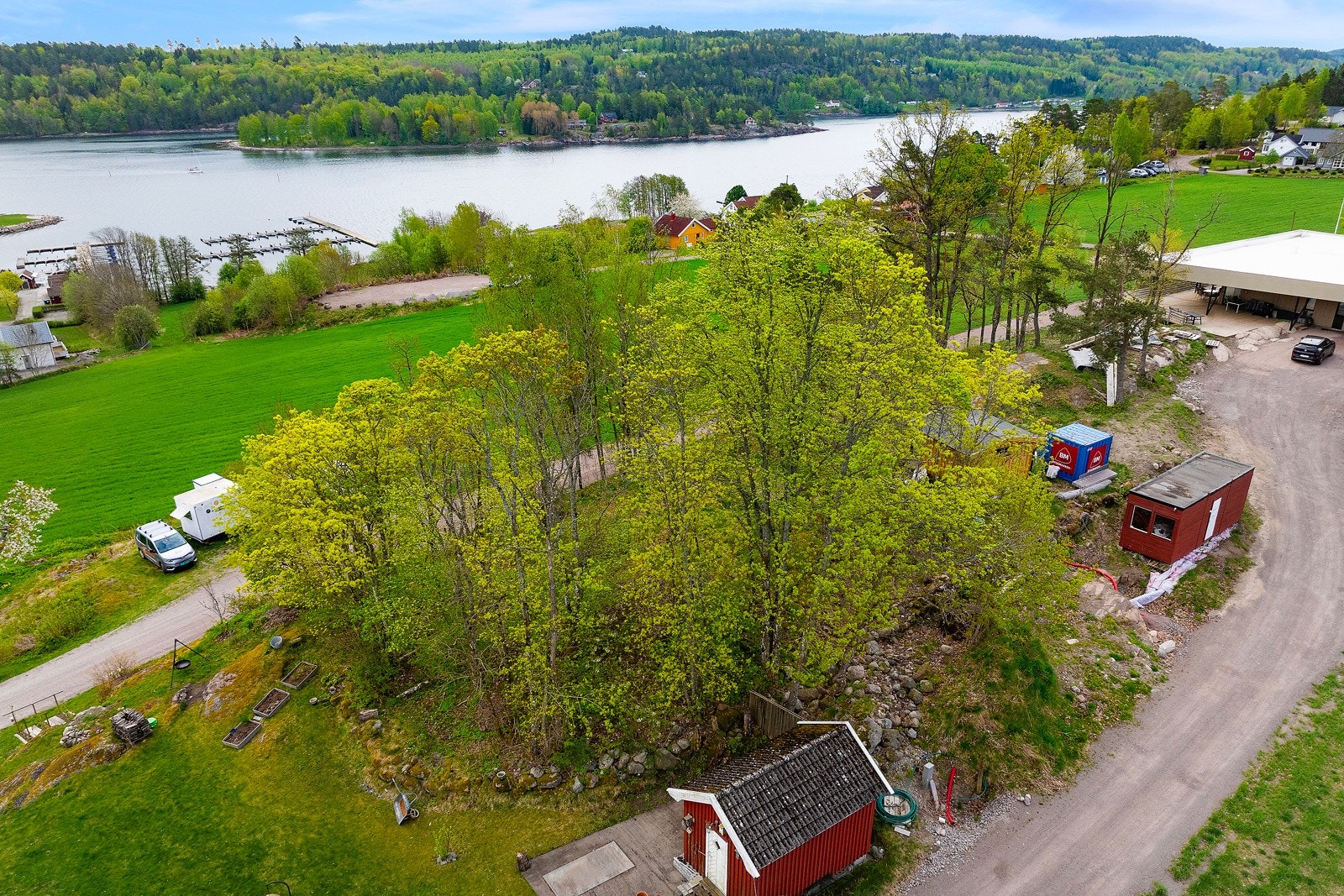 Tomten har flott utsikt over fjorden Galleribilde