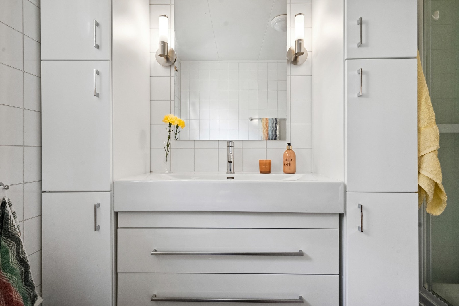 Stor romslig baderomsinnredning Galleribilde