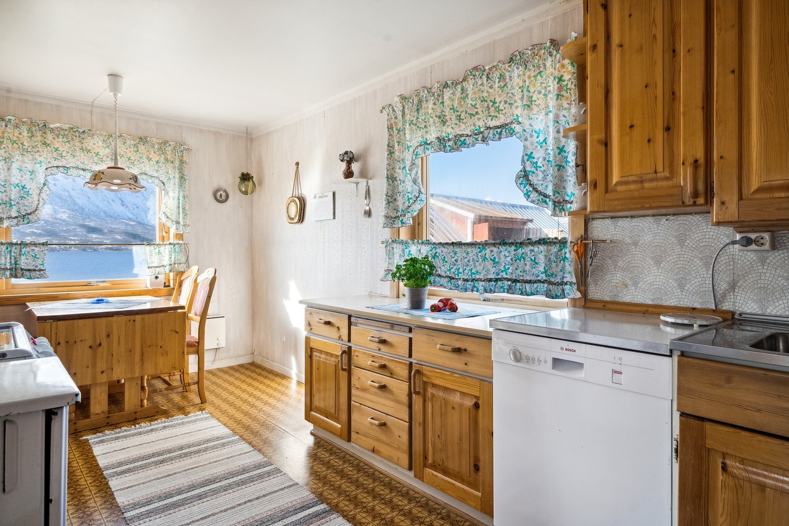 God plass til kjøkkenbord ved vinduet Galleribilde