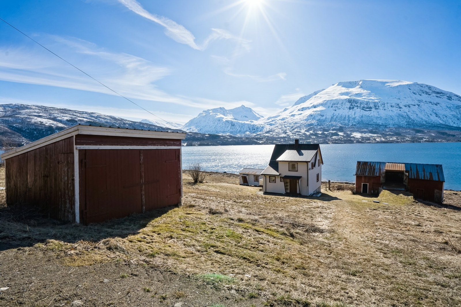 Boligen med alle bygningene ligger på nedsiden av veien Galleribilde