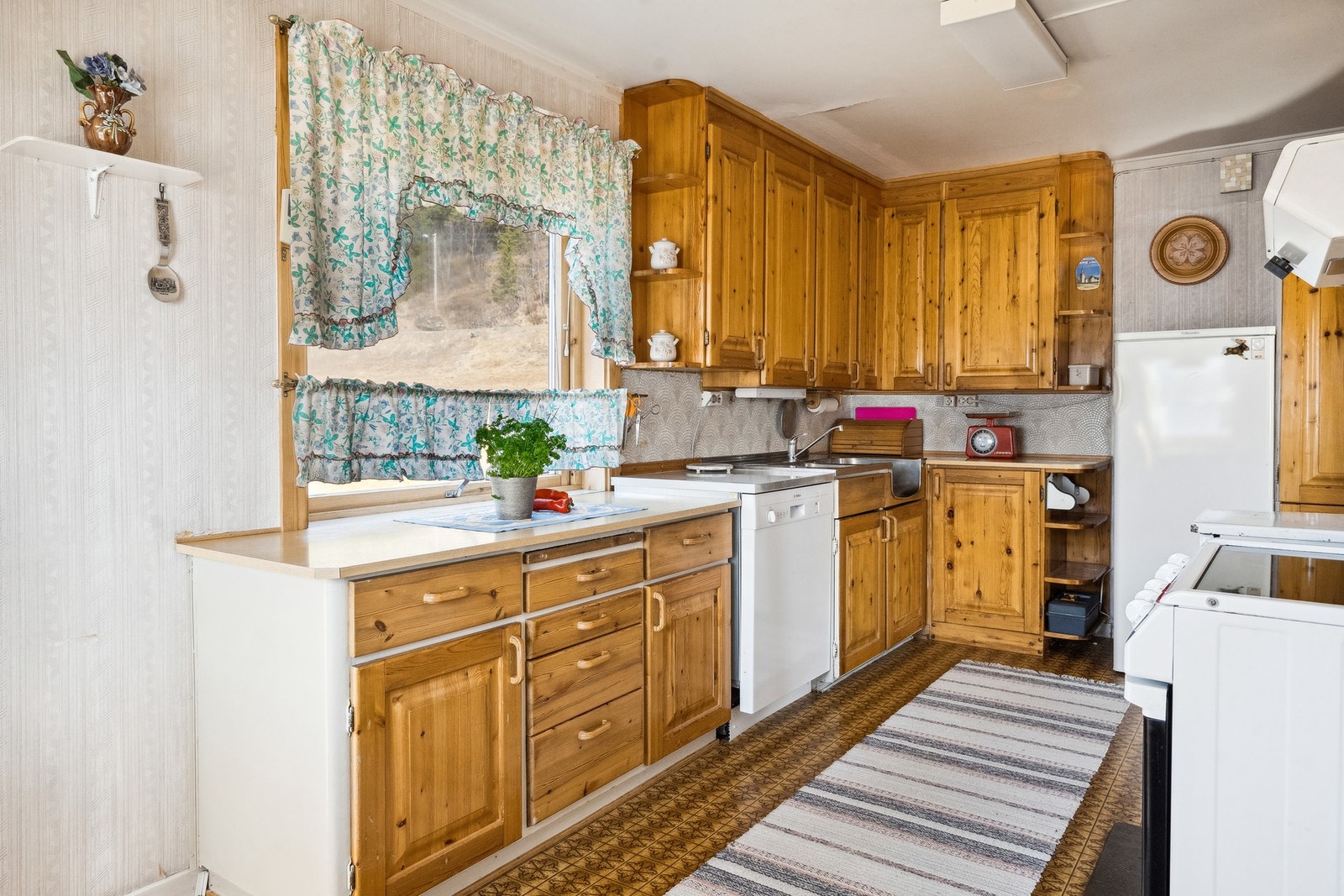 Også vindu ved kjøkkenbenken Galleribilde