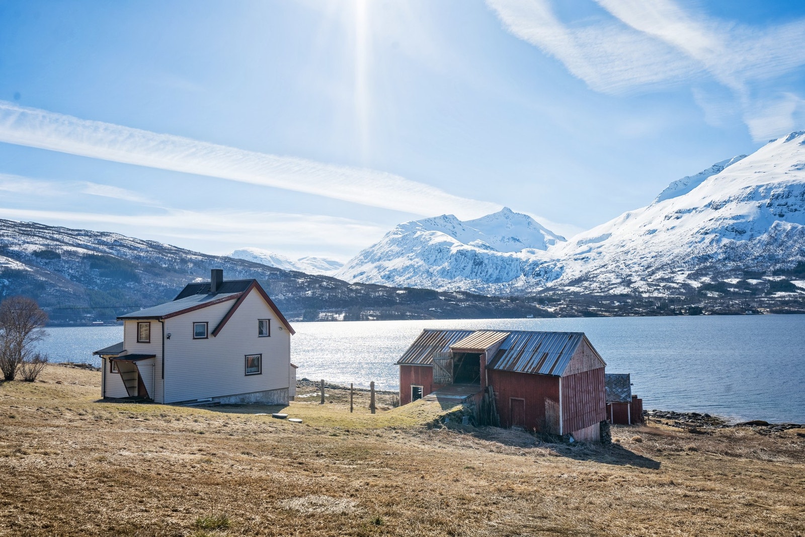 Her bor du fint til like ved sjøen i et område med spredt bebyggelse, Galleribilde