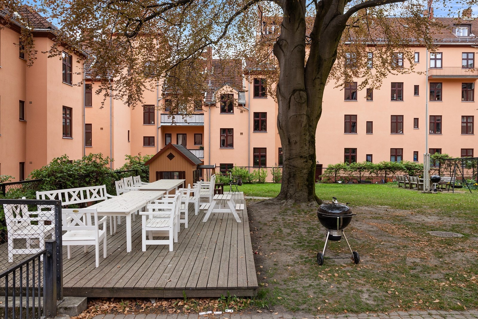 Borettslaget har en hyggelig bakgård med plenareal og felles sittegrupper. Galleribilde
