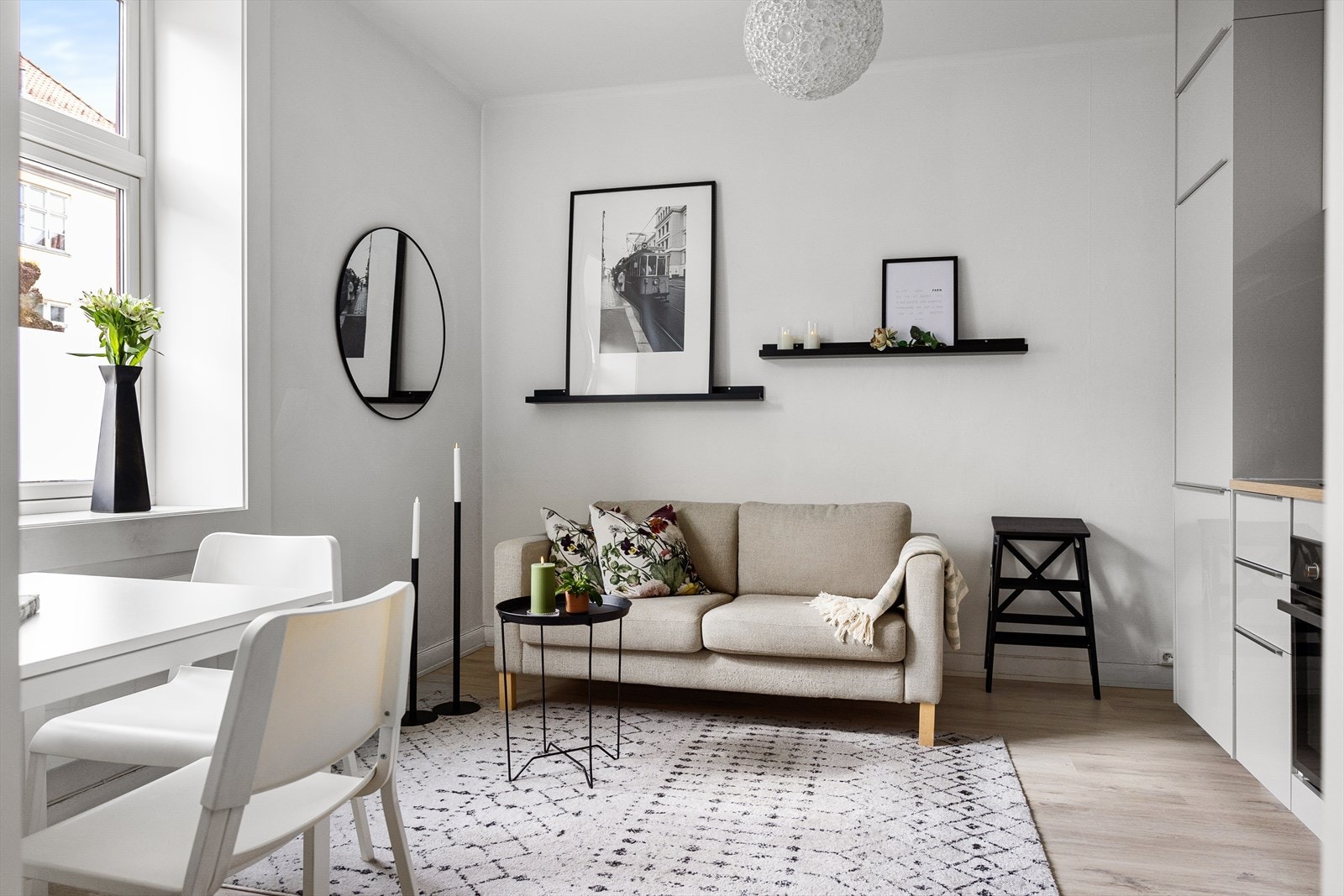 Stuen er lys og luftig med store vindusflater som slipper rikelig med naturlig lys inn, samt en generøs takhøyde på 2,75 meter. Galleribilde
