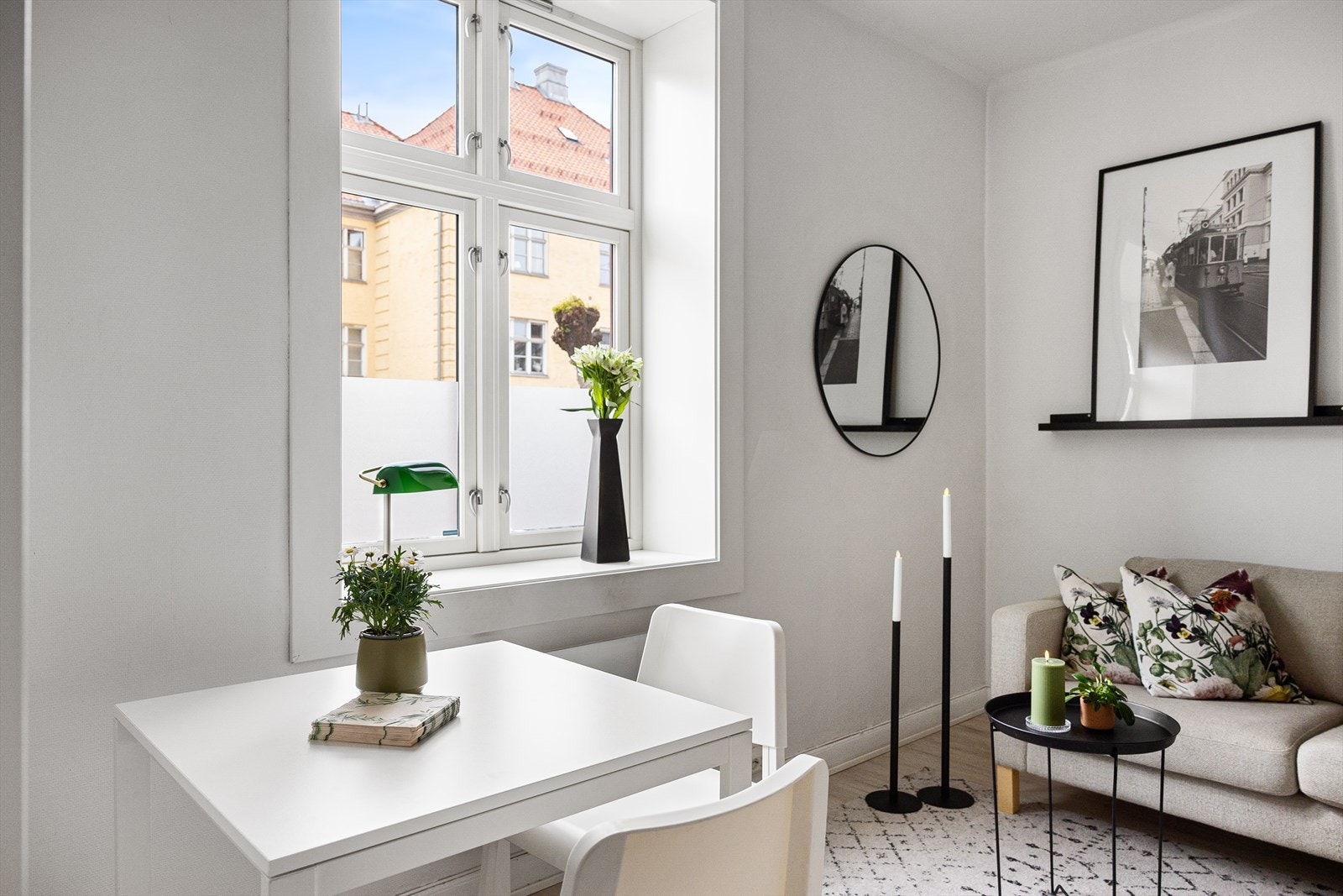 Planløsningen gir muligheter for flere møbleringsalternativer med god plass til sofagruppe, TV-møbler og spisebord med tilhørende stoler. Galleribilde