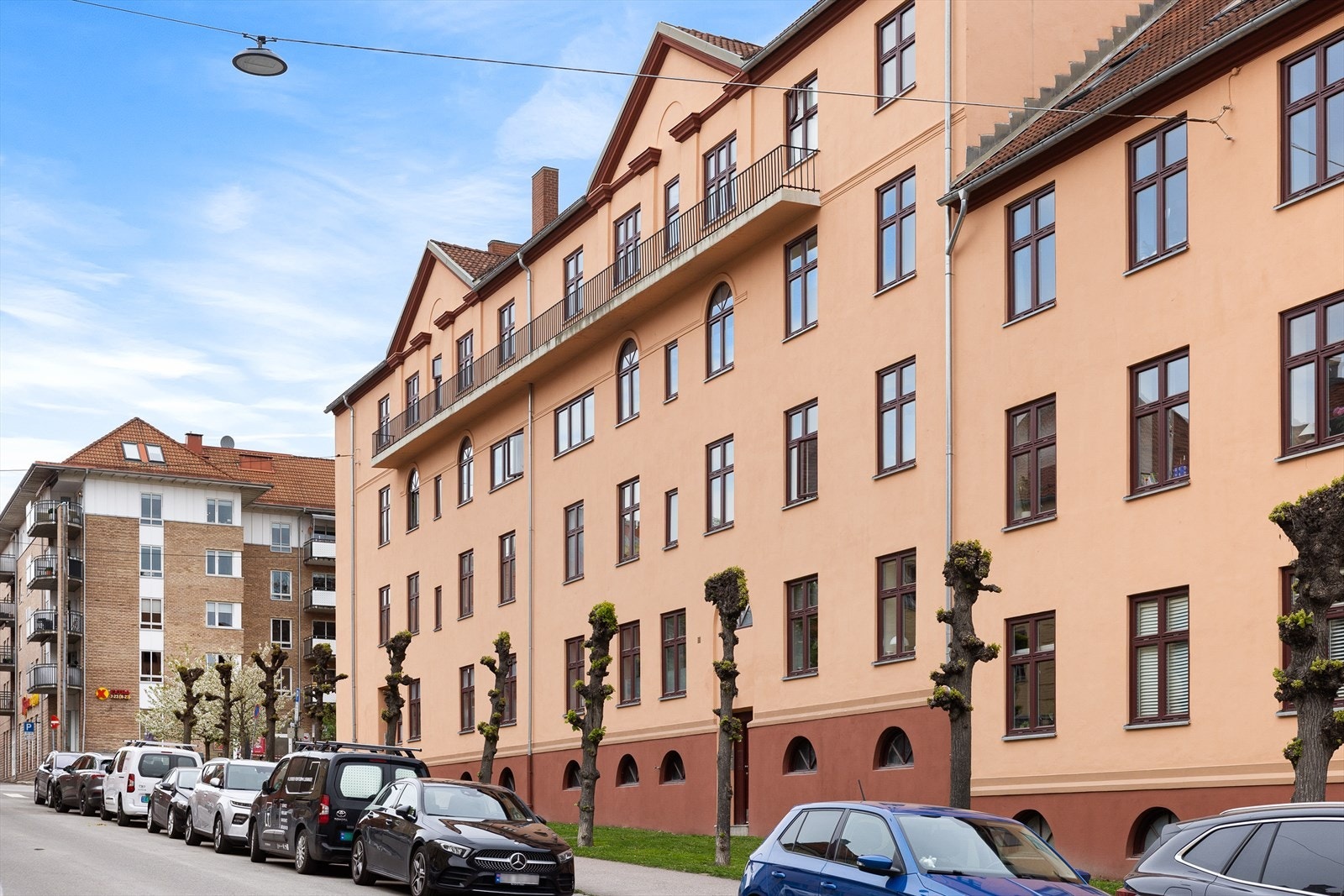 Borettslaget disponerer 12 parkeringsplasser. Disse tildeles for ett år om gangen, og tildelingen skjer ved loddtrekning basert på søknader fra beboerne hver vår. Galleribilde