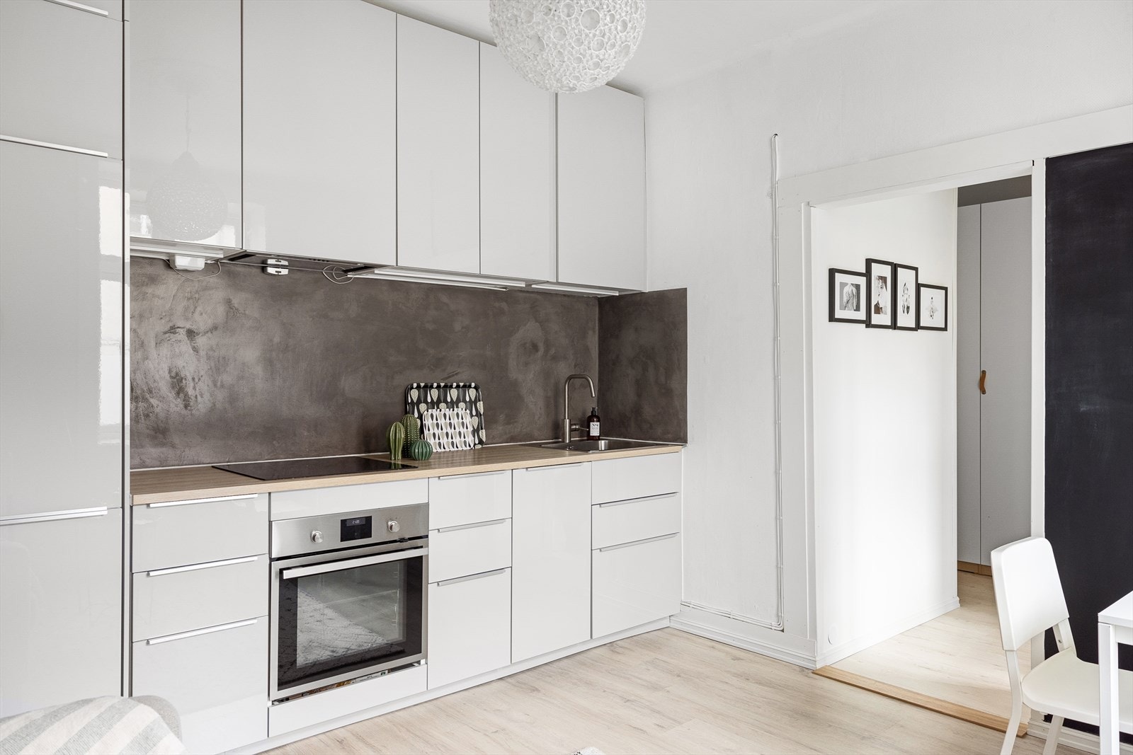 Moderne IKEA-kjøkken fra 2018 med god skap- og benkeplass. Galleribilde