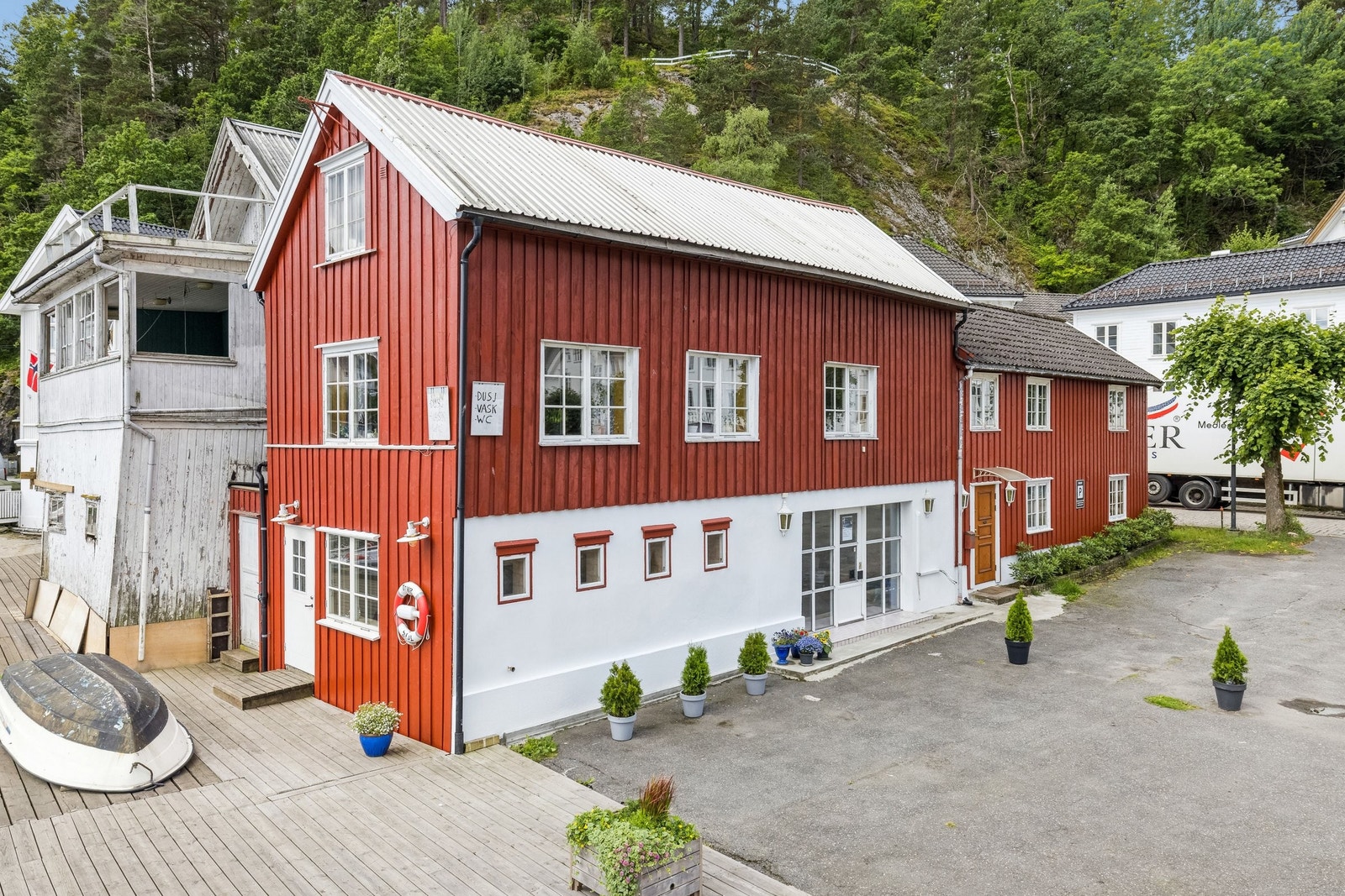 Vaskeri mot sjøen, og forretningslokalet på forsiden Galleribilde