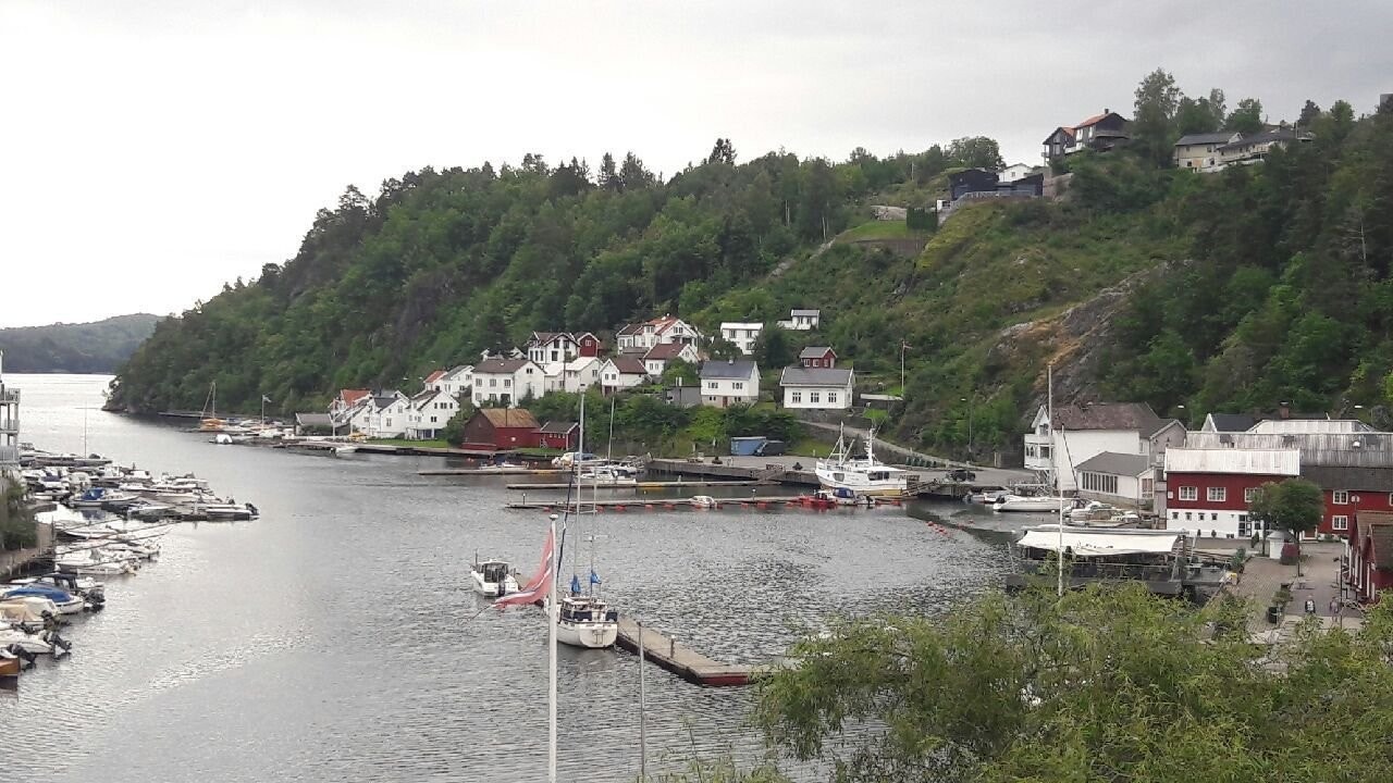 Utsikt ut Tvedestrandsfjorden og innseilingen til indre havn Galleribilde