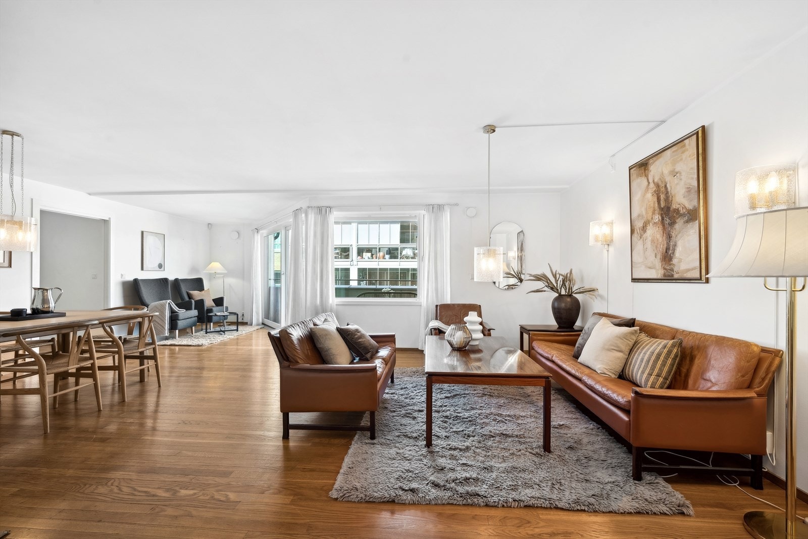 Romslig og lys stue med plass til flere sosiale soner Galleribilde