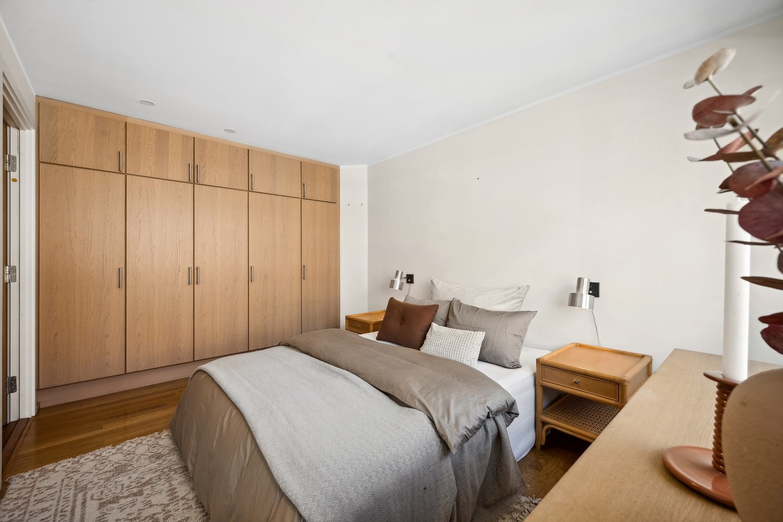 Her er det rikelig med garderobeskap Galleribilde