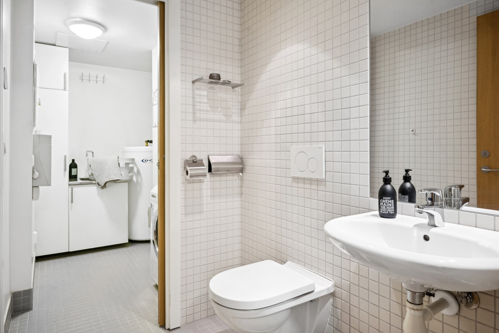 Gjestetoalett med videre tilgang til vaskerom Galleribilde