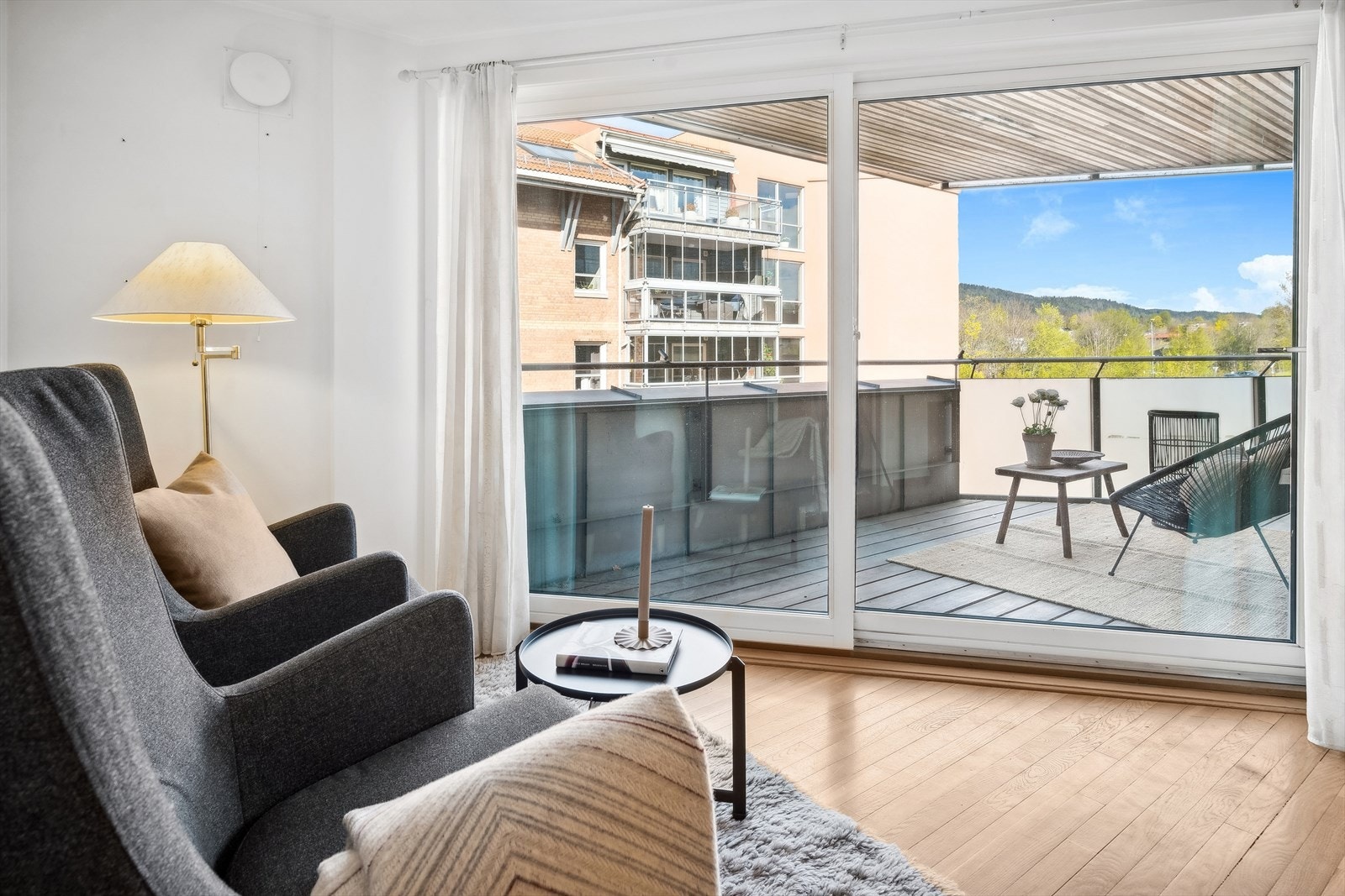 Fra stue er det skyvedør ut til den deilige balkongen med ettermiddagssol Galleribilde