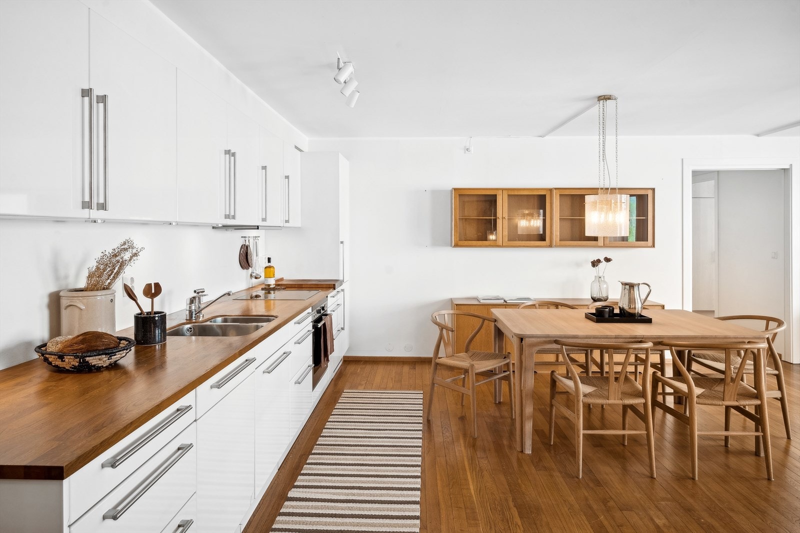 Kjøkkenet ligger på en langvegg og har en praktisk og funksjonell løsning Galleribilde