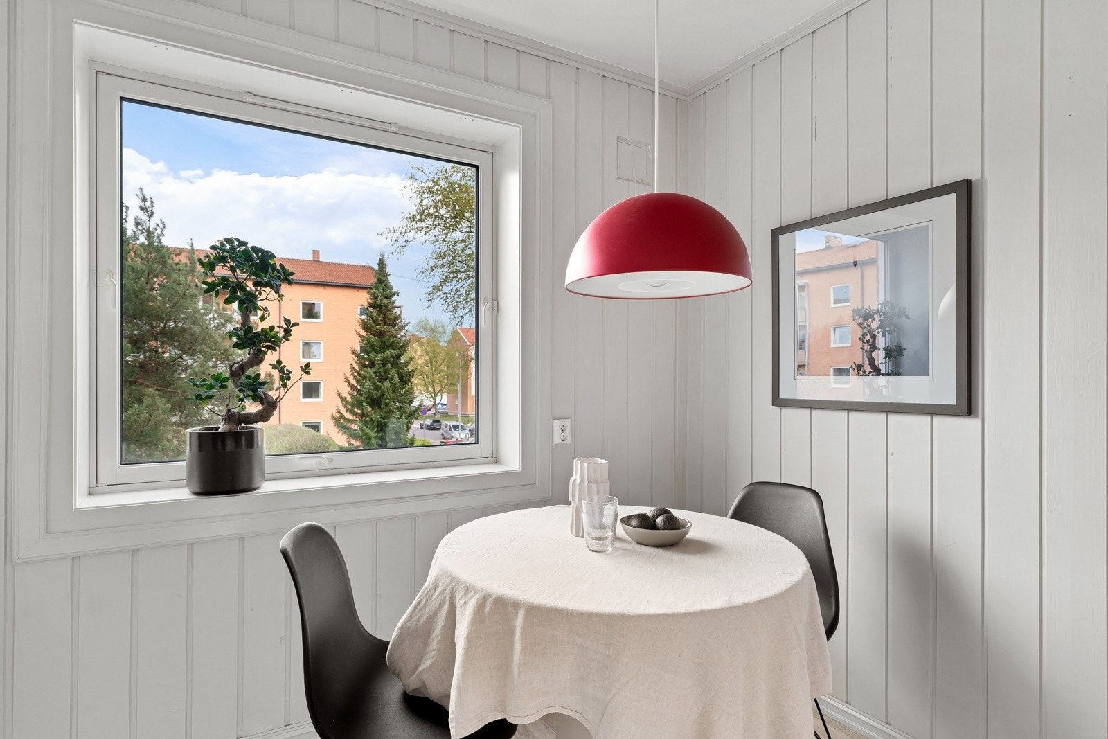 Koselig spiseplass med morgensol mot øst Galleribilde