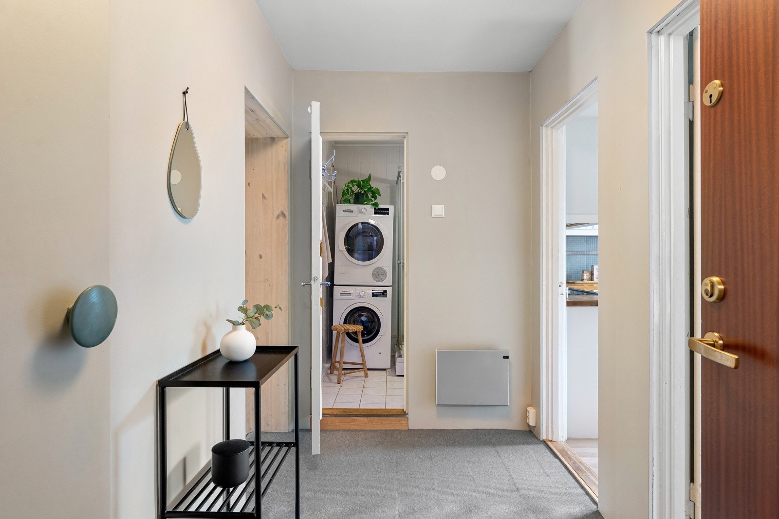 Leiligheten har en romslig entré Galleribilde