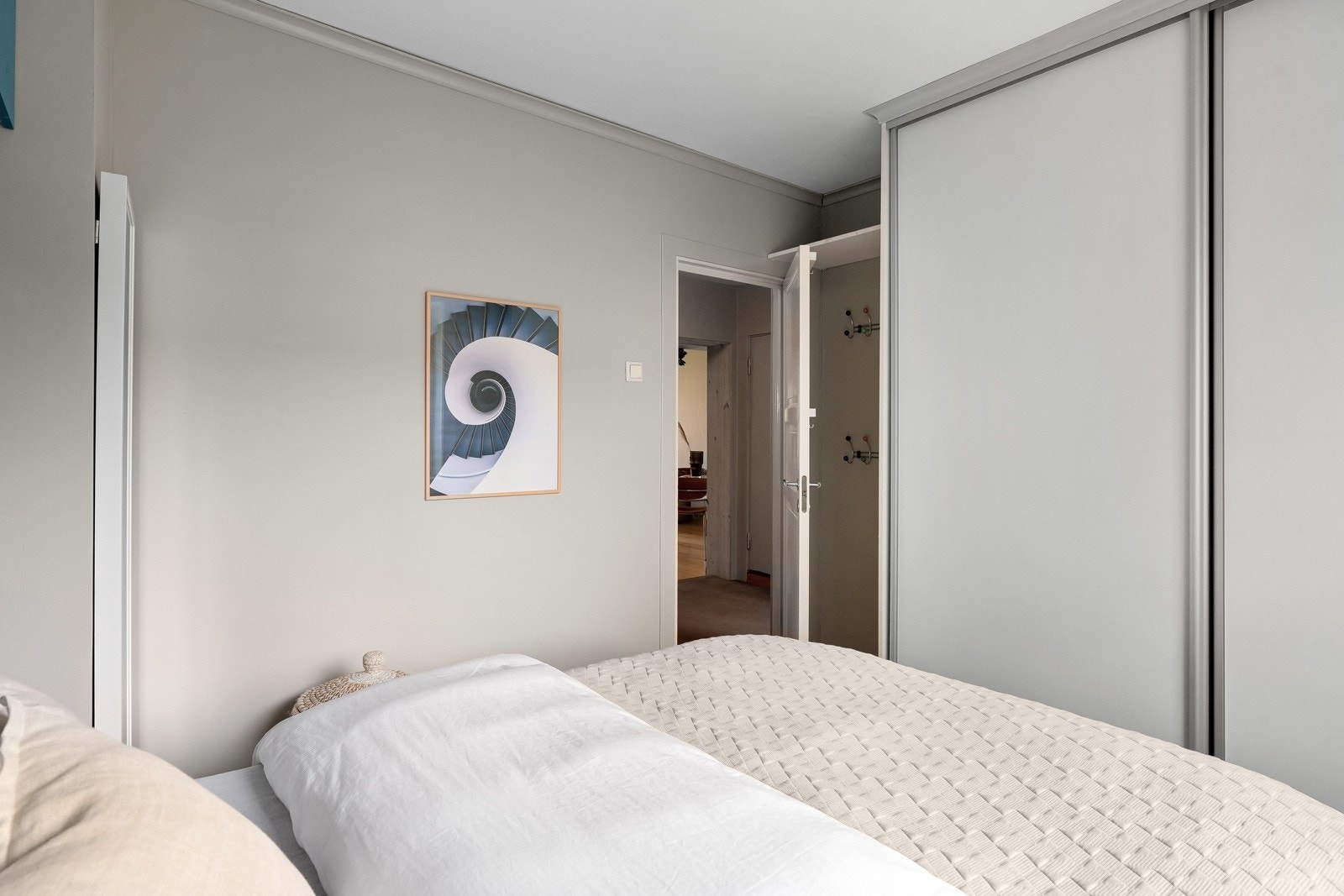 Soverom 1 er utstyrt skyvedørsgarderobe Galleribilde